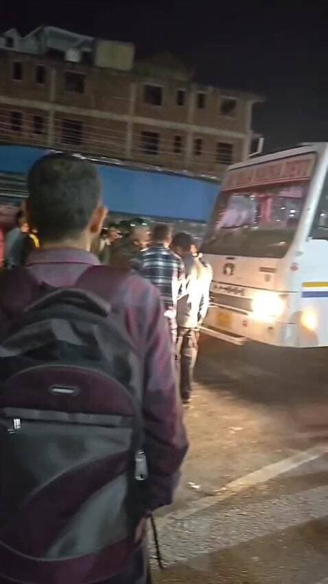 निचार: सोलन में स्कॉर्पियो चालक ने निजी बस के शीशे तोड़े, लोगों ने की गाड़ी में तोड़फोड़