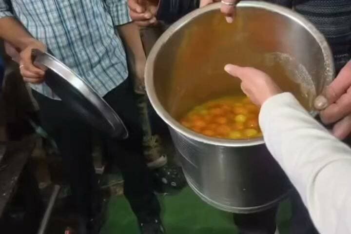 शिमला में लोगों की सेहत से खिलवाड़! मिठाई की दुकानों में मिले कॉकरोच, खाद्य सुरक्षा विभाग ने जारी किए नोटिस