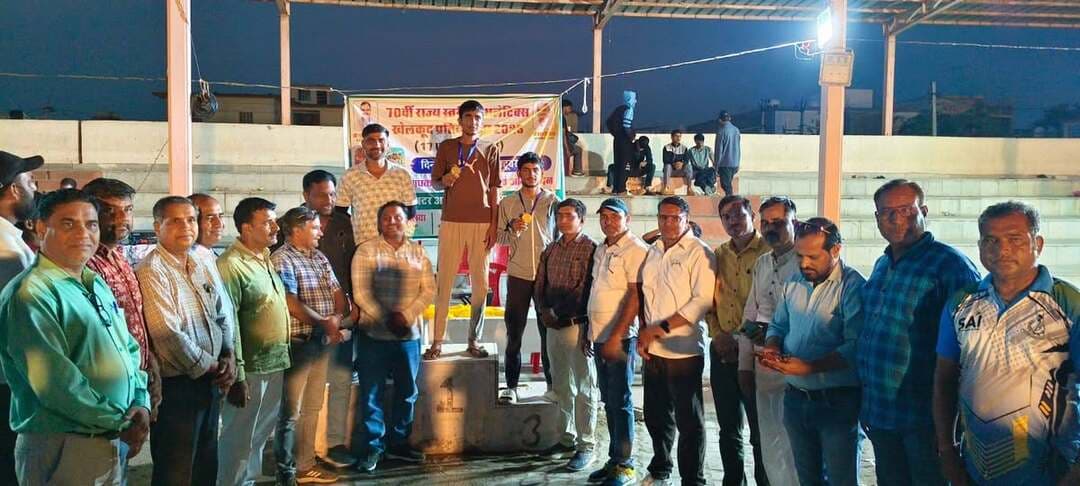 70वीं राज्य स्तरीय 17 एवं 19 वर्षीय छात्र एथलेटिक्स प्रतियोगिता के तीसरे दिन ट्रैक एंड फील्ड स्पर्धाओं में खिलाड़ियों ने दिखाया दमखम - खिलाड़ियों में जोश और जुनून कायम
भरतपुर। दिनांक 17 अक्टूबर 2026। मास्टर आदित्येन्द्र राजकीय उच्च माध्यमिक विद्यालय, भरतपुर में आयोजित 70वीं राज्य स्तरीय 17 एवं 19 वर्षीय छात्र एथलेटिक्स प्रतियोगिता 2026-27 के तीसरे दिन शनिवार को विभिन्न ट्रैक एंड फील्ड स्पर्धाओं में रोमांचक मुकाबले आयोजित किए गए। प्रदेश के विभिन्न जिलों से आए खिलाड़ियों ने उत्साह, जोश एवं खेल भावना के साथ भाग लेते हुए उत्कृष्ट प्रदर्शन किया।
संयुक्त संचालन सचिव एवं प्रधानाचार्य मास्टर आदित्येन्द्र राउमावि भरतपुर यशवीर सिंह फौजदार एवं उप जिला शिक्षा अधिकारी शा. शिक्षा गंभीर सिंह ने संयुक्त रूप से बताया कि तीसरे दिन आयोजित 200 मीटर दौड़, 800 मीटर दौड़, 5 किलोमीटर पैदल चाल, लॉन्ग जंप, ट्रिपल जंप, डिस्कस थ्रो एवं शॉट पुट स्पर्धाओं में खिलाड़ियों के बीच कड़ा मुकाबला देखने को मिला। खिलाड़ियों ने अपनी शारीरिक क्षमता, तकनीक, गति एवं सहनशक्ति का परिचय देते हुए श्रेष्ठ स्थान प्राप्त करने के लिए पूरा दमखम लगाया।
प्रतियोगिता के प्रमुख परिणाम
1. 200 मीटर दौड़ (19 वर्ष छात्र वर्ग)
- प्रथम स्थान – दर्शन निर्मल सीकर।
- द्वितीय स्थान –दिवराज सिंह फलोदी।
- तृतीय स्थान – सुरेन्द्र कुमार मीणा जयपुर प्रथम।
2. 800 मीटर दौड़ (19 वर्ष छात्र वर्ग)
- प्रथम स्थान – अंकुश कसाना धौलपुर।
- द्वितीय स्थान – यासिर बालक अकादमी श्रीगंगानगर।
- तृतीय स्थान – लोकेश कोटपूतली-बहरोड़।
3. 5 किलोमीटर पैदल चाल
- प्रथम स्थान – रितेश चूरू।
- द्वितीय स्थान – पवन सिंह गुर्जर राजस्थान राज्य क्रीड़ा परिषद, अजमेर।
- तृतीय स्थान – पिंटू धौलपुर।
4. लॉन्ग जंप
- प्रथम स्थान – सन्नी गुर्जर, राज्य क्रीड़ा परिषद, जयपुर।
- द्वितीय स्थान – चिराग कुलहरी, सीकर।
- तृतीय स्थान – लक्की पायल, सत्र पर्यन्त प्रशिक्षण केन्द्र, राजगढ़ (चूरू)।
5. ट्रिपल जंप
- प्रथम स्थान – चिराग कुलहरी, सीकर।
- द्वितीय स्थान – राहुल चौधरी, अजमेर।
- तृतीय स्थान – मुनफैद खान, खेरथल-तिजारा।
6. डिस्कस थ्रो
- प्रथम स्थान – वीरेन्द्र पूनिया, चूरू।
- द्वितीय स्थान – साहिल, चूरू।
- तृतीय स्थान – प्रद्युम्न, फलोदी।
7. शॉट पुट
- प्रथम स्थान – वीरेन्द्र पूनिया, चूरू।
- द्वितीय स्थान – तरुण राणा, झुंझुनूं।
- तृतीय स्थान – आर्यन पारिक, चूरू।
प्रतियोगिता में खिलाड़ियों ने अपनी प्रतिभा, मेहनत और खेल कौशल का शानदार प्रदर्शन किया। ट्रैक स्पर्धाओं में खिलाड़ियों की गति एवं सहनशक्ति तथा फील्ड स्पर्धाओं में तकनीक और शारीरिक क्षमता देखने को मिली। विभिन्न मुकाबलों में खिलाड़ियों के बीच कड़ी प्रतिस्पर्धा ने प्रतियोगिता को रोमांचक बनाया । प्रतियोगिता का उद्देश्य राज्य स्तर पर प्रतिभाशाली खिलाड़ियों को अपनी खेल क्षमता प्रदर्शित करने का अवसर प्रदान करना तथा उनमें अनुशासन, आत्मविश्वास, परिश्रम और स्वस्थ प्रतिस्पर्धा की भावना विकसित करना है। खिलाड़ियों ने खेल नियमों का पालन करते हुए खेल भावना एवं अनुशासन का परिचय दिया।
प्रतियोगिता के सफल संचालन में आयोजन समिति के युधिष्ठिर सिंह , दिनेश सिंह , कप्तान सिंह , राजवीरसिंह , पुरुषोत्तम शर्मा , राजेन्द्र पाल रावत , रामगोपाल , विजय सिंह कुंतल , अजय फौजदार , संदीप देशवाल , तेजवीर बाबा , मुकेश कुमार , निरंजन सिंह , जल सिंह , हीरेन्द्र सिंह , सुरेश फौजदार , राजेश कुमार , रौनक सिंह , चन्द्र प्रकाश मीना , गंगाराम इत्यादि शारीरिक शिक्षकों एवं संबंधित कार्मिकों का महत्वपूर्ण योगदान रहा। सभी मुकाबले निर्धारित खेल नियमों के अनुसार संपन्न करवाए जा रहे हैं।