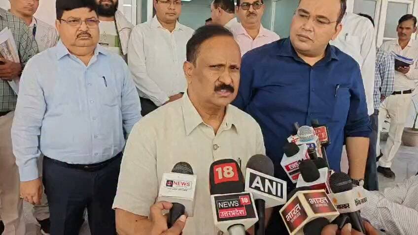 मंडलायुक्त ओ.पी. आर्य ने संयुक्त जिला चिकित्सालय कासगंज का किया स्थलीय निरीक्षण, स्वास्थ्य सेवाओं की ली जानकारी
----------------------------------------------
*दवाओं की उपलब्धता सुनिश्चित करने एवं एक्सपायर दवाओं का समय से निस्तारण करने के दिए निर्देश*
----------------------------------------------
*पोषण पुनर्वास केंद्र में भर्ती बच्चों का नियमित फॉलोअप करें, सैम-मैम बच्चों के पोषण स्तर में सुधार हेतु प्रभावी कार्रवाई सुनिश्चित की जाए*
----------------------------------------------
कासगंज, 17 अक्टूबर 2026। मंडलायुक्त ओ.पी. आर्य ने संयुक्त जिला चिकित्सालय कासगंज का स्थलीय निरीक्षण कर वहां उपलब्ध स्वास्थ्य सेवाओं, दवाओं की उपलब्धता एवं मरीजों को प्रदान की जा रही चिकित्सा सुविधाओं की जानकारी प्राप्त की। उन्होंने संबंधित अधिकारियों को निर्देश दिए कि चिकित्सालय में मरीजों की आवश्यकता के अनुरूप सभी जरूरी दवाएं पर्याप्त मात्रा में उपलब्ध रहें, ताकि उपचार के दौरान किसी भी मरीज को असुविधा का सामना न करना पड़े। उन्होंने एक्सपायर हो चुकी दवाओं को नियमानुसार समय से अलग कर उनका सुरक्षित निस्तारण सुनिश्चित करने के निर्देश भी दिए।
मंडलायुक्त ने चिकित्सालय में स्वास्थ्य सेवाओं की गुणवत्ता बनाए रखने पर जोर देते हुए कहा कि मरीजों को बेहतर चिकित्सा सुविधाएं उपलब्ध कराना प्राथमिकता होनी चाहिए। इसके लिए संबंधित अधिकारी व्यवस्थाओं की नियमित निगरानी करें तथा आवश्यक संसाधनों की उपलब्धता सुनिश्चित रखें।
निरीक्षण के दौरान मंडलायुक्त ने पोषण पुनर्वास केंद्र का भी निरीक्षण किया तथा वहां भर्ती बच्चों के पोषण एवं स्वास्थ्य की स्थिति की जानकारी ली।
मण्डलायुक्त ने निर्देश दिए कि कुपोषित बच्चों के पोषण स्तर में सुधार लाने के लिए विशेष ध्यान दिया जाए। केंद्र में भर्ती बच्चों को निर्धारित मानकों के अनुरूप पोषण एवं उपचार उपलब्ध कराया जाए तथा उनकी स्वास्थ्य स्थिति की नियमित निगरानी करते हुए फॉलोअप सुनिश्चित किया जाए।
मंडलायुक्त ने कहा कि सैम (गंभीर तीव्र कुपोषित) एवं मैम (मध्यम तीव्र कुपोषित) बच्चों का समय से चिन्हांकन अत्यंत आवश्यक है। संबंधित विभाग आपसी समन्वय से ऐसे बच्चों की पहचान कर उनके स्वास्थ्य एवं पोषण स्तर में सुधार के लिए अपेक्षित कार्रवाई सुनिश्चित करें। बच्चों के स्वास्थ्य की स्थिति में सुधार लाने हेतु नियमित निगरानी एवं आवश्यक परामर्श की व्यवस्था भी प्रभावी ढंग से संचालित की जाए।
उन्होंने संबंधित अधिकारियों को निर्देशित किया कि स्वास्थ्य एवं पोषण संबंधी योजनाओं का लाभ पात्र लाभार्थियों तक पहुंचाया जाए तथा व्यवस्थाओं में किसी प्रकार की लापरवाही न बरती जाए। मण्डलायुक्त ने दवा वितरण कक्ष, पर्ची काउंटर, दवा स्टॉक, ब्लड बैंक, पैथोलॉजी, एसएनसीयू आदि का निरीक्षण कर बेहतर सुधार हेतु दिशा निर्देश दिए।
इस अवसर पर संयुक्त विकास आयुक्त मंसाराम यादव, जिलाधिकारी प्रणय सिंह, पुलिस अधीक्षक ओम प्रकाश सिंह, मुख्य विकास अधिकारी वीरेंद्र सिंह, अपर जिलाधिकारी आलोक गुप्ता, अपर पुलिस अधीक्षक, मुख्य चिकित्साधिकारी आदि उपस्थित रहे।