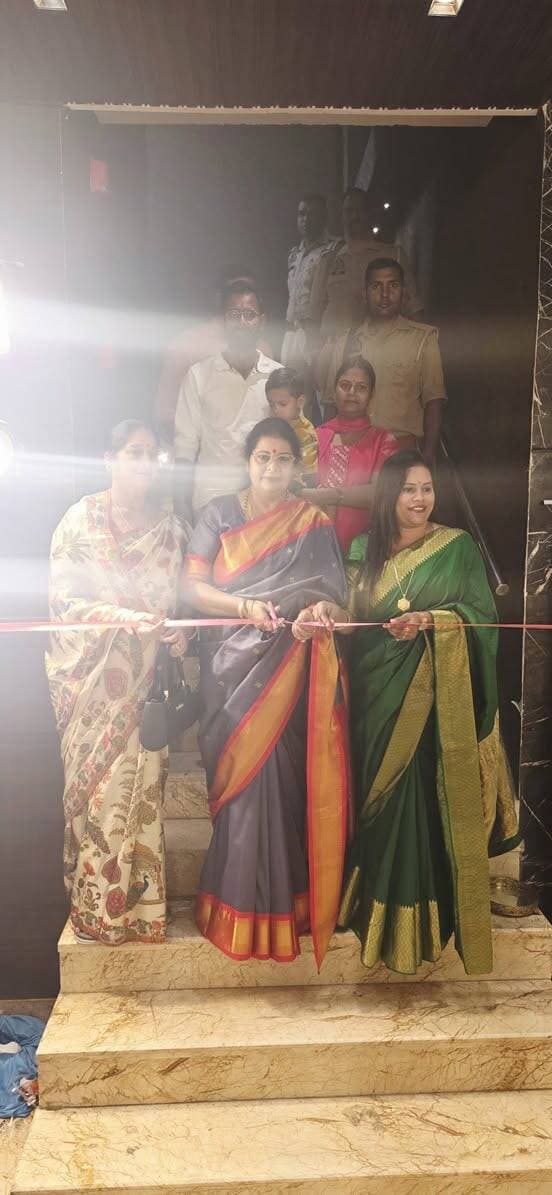 प्रणया फैशन एंड लाइफस्टाइल प्रदर्शनी का शुभारंभ, महिला उद्यमिता को प्रोत्साहन देने की सराहनीय पहल
कासगंज। जनपद कासगंज स्थित होटल फोर लीफ में आयोजित प्रणया फैशन एंड लाइफस्टाइल प्रदर्शनी का शुभारंभ मुख्य अतिथि के रूप में पधारीं उत्तर प्रदेश राज्य महिला आयोग की सदस्या श्रीमती रेनू गौड़ जी, जिला पंचायत अध्यक्ष श्रीमती रत्नेश कश्यप जी एवं नगर पालिका अध्यक्ष श्रीमती मीना माहेश्वरी जी की उपस्थिति में फीता काटकर किया गया।
प्रदर्शनी में फैशन एवं लाइफस्टाइल, बच्चों के उपयोग की वस्तुओं, हस्तनिर्मित खाद्य उत्पादों सहित विभिन्न प्रकार के स्टॉल लगाए गए। इस दौरान प्रदर्शनी में उपलब्ध उत्पादों का अवलोकन किया गया तथा खरीदारी भी की गई।
इस अवसर पर कहा गया कि केंद्र एवं प्रदेश सरकार महिलाओं को आत्मनिर्भर बनाने, उन्हें स्वरोजगार के अवसर उपलब्ध कराने तथा उद्यमिता के क्षेत्र में आगे बढ़ने के लिए निरंतर प्रोत्साहित कर रही हैं। प्रणया फैशन एंड लाइफस्टाइल प्रदर्शनी जैसे आयोजन महिला उद्यमियों को अपने उत्पादों के प्रदर्शन एवं विपणन के लिए मंच प्रदान कर सरकार की इस भावना को आगे बढ़ाने में महत्वपूर्ण भूमिका निभाते हैं। महिलाओं का आर्थिक रूप से सशक्त एवं आत्मनिर्भर बनना न केवल उनके व्यक्तिगत विकास, बल्कि परिवार और समाज की प्रगति के लिए भी आवश्यक है।
इस प्रकार की पहल स्थानीय प्रतिभाओं को पहचान दिलाने, महिला उद्यमिता को बढ़ावा देने तथा स्वावलंबन की भावना को सुदृढ़ करने की दिशा में सराहनीय कदम हैं।