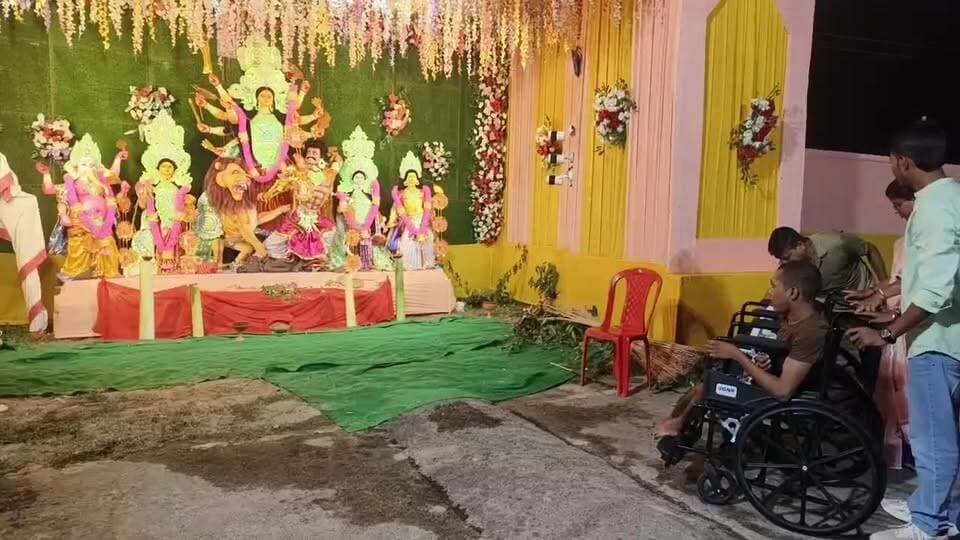 পুজো উৎসব সবার তা প্রমাণ করলেন বিজেপি সহ সভাপতি শিউলী চক্রবর্তী ও বিপ্লব দাস