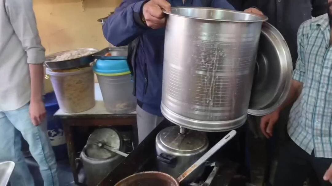 शिमला शहरी: शिमला की विजय शॉप में मिठाइयों में मक्खियां और कॉकरोच मिलने पर खाद्य सुरक्षा विभाग की छापेमारी