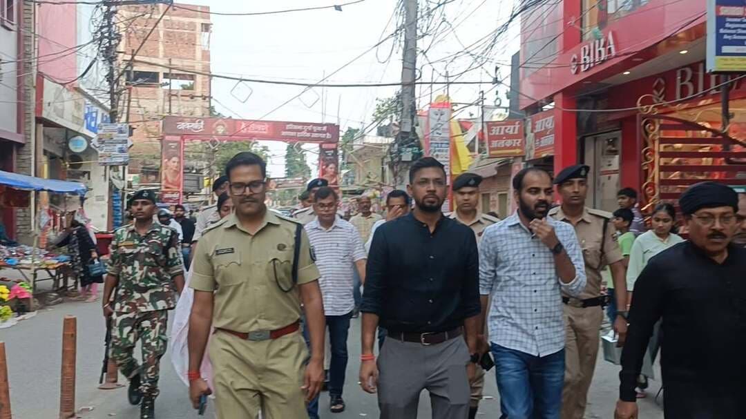 *दुर्गा पूजा को लेकर जिलाधिकारी एवं वरीय पुलिस अधीक्षक ने किया पूजा पंडालों, ट्रैफिक रूट एवं कृत्रिम विसर्जन घाटों का निरीक्षण*
दुर्गा पूजा के अवसर पर जिले में विधि-व्यवस्था संधारण, श्रद्धालुओं की सुविधा, सुगम यातायात व्यवस्था एवं प्रतिमा विसर्जन की तैयारियों को लेकर जिला प्रशासन पूरी तरह सतर्क है। इसी क्रम में जिला पदाधिकारी, मुजफ्फरपुर श्री कुमार गौरव एवं वरीय पुलिस अधीक्षक श्री कांतेश कुमार मिश्र ने आज शहर के विभिन्न पूजा पंडालों, निर्धारित ट्रैफिक रूट एवं प्रतिमा विसर्जन के लिए निर्मित कृत्रिम घाटों का निरीक्षण किया।
निरीक्षण के दौरान अधिकारीद्वय ने पूजा पंडालों में सुरक्षा व्यवस्था, श्रद्धालुओं की आवाजाही, यातायात प्रबंधन तथा प्रतिमा विसर्जन के लिए की गई तैयारियों का जायजा लिया। उन्होंने संबंधित पदाधिकारियों के साथ रामदयालुनगर, सरैयागंज टावर, पंकज मार्केट सहित विभिन्न स्थलों का भ्रमण कर व्यवस्थाओं की समीक्षा की तथा आवश्यक दिशा-निर्देश दिए।
*कृत्रिम घाटों पर होगा प्रतिमाओं का विसर्जन*
निरीक्षण के दौरान जिलाधिकारी श्री कुमार गौरव ने बताया कि प्रतिमा विसर्जन को व्यवस्थित, सुरक्षित एवं सुगम बनाने के उद्देश्य से शहर में विभिन्न स्थानों पर कृत्रिम घाटों का निर्माण कराया गया है। रामदयालु सिंह महाविद्यालय के पीछे एक कृत्रिम घाट बनाया गया है, जहां संबंधित क्षेत्र की प्रतिमाओं का विसर्जन किया जाएगा।
इसी प्रकार चंदवारा स्थित जगन्नाथ मिश्रा कॉलेज के पास तथा लकड़ी ढाई क्षेत्र में भी कृत्रिम विसर्जन घाटों का निर्माण कराया गया है। इन निर्धारित घाटों पर संबंधित क्षेत्रों की प्रतिमाओं का विसर्जन कराया जाएगा, ताकि विसर्जन के दौरान अनावश्यक भीड़, यातायात बाधा एवं अन्य संभावित समस्याओं से बचा जा सके।
*पूजा पंडालों एवं ट्रैफिक रूट का लिया जायजा*
जिलाधिकारी एवं वरीय पुलिस अधीक्षक ने विभिन्न पूजा पंडालों का निरीक्षण कर वहां की व्यवस्थाओं का जायजा लिया। साथ ही, निर्धारित यातायात मार्गों का भ्रमण कर ट्रैफिक व्यवस्था की समीक्षा की गई। इस दौरान पूजा पंडालों तक श्रद्धालुओं की सुगम पहुंच, भीड़ प्रबंधन तथा प्रतिमा विसर्जन के दौरान यातायात संचालन को लेकर आवश्यक बिंदुओं पर चर्चा की गई।
अधिकारीद्वय ने आमलोगों एवं पूजा समितियों के सदस्यों से संवाद कर प्रशासनिक दिशा-निर्देशों का पालन सुनिश्चित करने तथा श्रद्धालुओं की सुविधा एवं सुरक्षा को प्राथमिकता देने की बात कही। पूजा समितियों को आयोजन के दौरान प्रशासन के साथ समन्वय बनाए रखने और निर्धारित व्यवस्थाओं के अनुरूप कार्य करने के निर्देश दिए गए।
*सुरक्षा एवं सुचारु व्यवस्था पर प्रशासन का विशेष जोर*
जिला प्रशासन द्वारा दुर्गा पूजा के दौरान शांति, सुरक्षा एवं विधि-व्यवस्था बनाए रखने के साथ-साथ आम नागरिकों और श्रद्धालुओं को किसी प्रकार की असुविधा नहीं हो, इस पर विशेष ध्यान दिया जा रहा है। पूजा पंडालों, यातायात मार्गों एवं कृत्रिम विसर्जन घाटों का निरीक्षण इसी दिशा में की जा रही तैयारियों का हिस्सा है।
जिला प्रशासन ने पूजा समितियों, श्रद्धालुओं एवं आम नागरिकों से अपील की है कि वे निर्धारित दिशा-निर्देशों का पालन करें तथा प्रतिमा विसर्जन के लिए निर्धारित कृत्रिम घाटों का ही उपयोग करें, ताकि दुर्गा पूजा का पर्व शांतिपूर्ण, सुरक्षित एवं सौहार्दपूर्ण वातावरण में संपन्न हो सके।
#CMSamrat
#samratchoudhary
Information & Public Relations Department, Government of Bihar
मुजफ्फरपुर पुलिस
