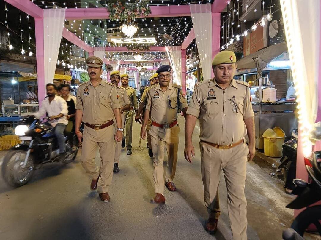 मऊ में दुर्गा पूजा और दशहरा को लेकर पुलिस का रूट मार्च, सुरक्षा व्यवस्था का लिया जायजा
मऊ में दुर्गा पूजा और दशहरा पर्व के मद्देनजर पुलिस ने सुरक्षा व्यवस्था मजबूत करने के लिए नगर क्षेत्र में रूट मार्च किया। शनिवार शाम पुलिस अधीक्षक सर्वेश कुमार मिश्रा के निर्देशन में अपर पुलिस अधीक्षक अनूप कुमार ने प्रभारी निरीक्षक कोतवाली नगर और भारी पुलिस बल के साथ संस्कृत पाठशाला के पास पैदल गश्त कर सुरक्षा व्यवस्था का जायजा लिया। इस दौरान ड्यूटी पर तैनात पुलिस अधिकारियों और कर्मचारियों को त्योहारों के दौरान आयोजित होने वाले कार्यक्रमों को शांतिपूर्ण और सकुशल संपन्न कराने के लिए आवश्यक दिशा-निर्देश दिए गए।