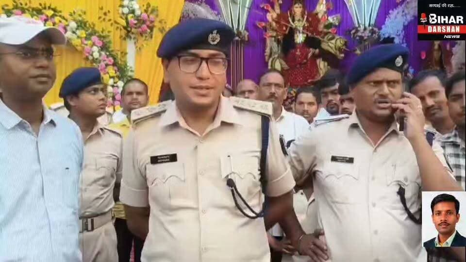 दुर्गा पूजा को लेकर अकोढ़ीगोला में पुलिस का फ्लैग मार्च, चप्पे-चप्पे पर सुरक्षा की तैयारी