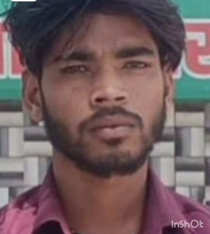 शाहजहांपुर जिस बंदी ने कचहरी बंदी गृह में शौचालय में जाकर फांसी के फंदे पर लटक कर जान दे दी थी उसके पिता का कहना है एक युवती ने पहले इल्जाम लगाया था दुष्कर्म का तब जमानत हो गई जमानत पर जब घर गया लड़का दूसरी बार फिर इल्जाम लगा दिया इस केस में तारीख पर गया था दीपक कचहरी बंदी गृह में शौचालय में जाकर फांसी के फंदे पर लटक कर दे दी थी जान मृतक के पिता शनिवार को जेल में दीपक से मिलने को जाने को थे उनका कहना है अगर युवती के डिमांड पर उसे पैसे दे पाते तो हमारा बेटा जेल नहीं जाता और आज जिंदा होता शाहजहांपुर उत्तर प्रदेश