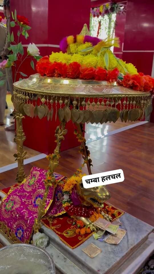 नवरात्रि के शुभ अवसर पर आज माता भलेई के दर्शन करने पहुंचे पूर्व मुख्यमंत्री जयराम ठाकुर