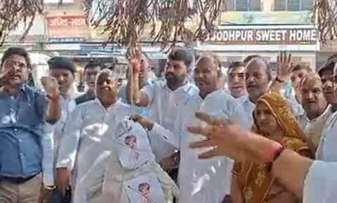 सीकर: मदन राठौड़ के पाकिस्तान बयान पर कांग्रेस का तीखा विरोध, प्रदर्शन में पुतला दहन
