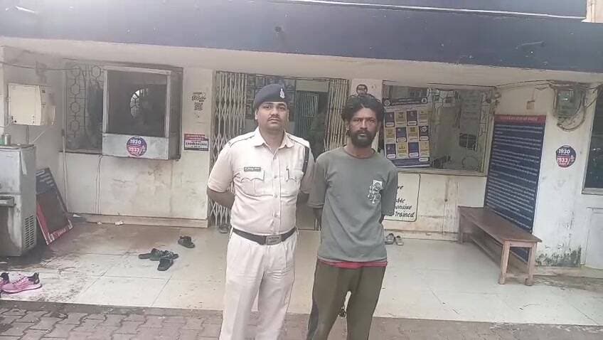 दुर्ग: प्रेम विवाद में मंगेतर पर जानलेवा हमला, मिर्च पाउडर डालकर चाकू से किया वार