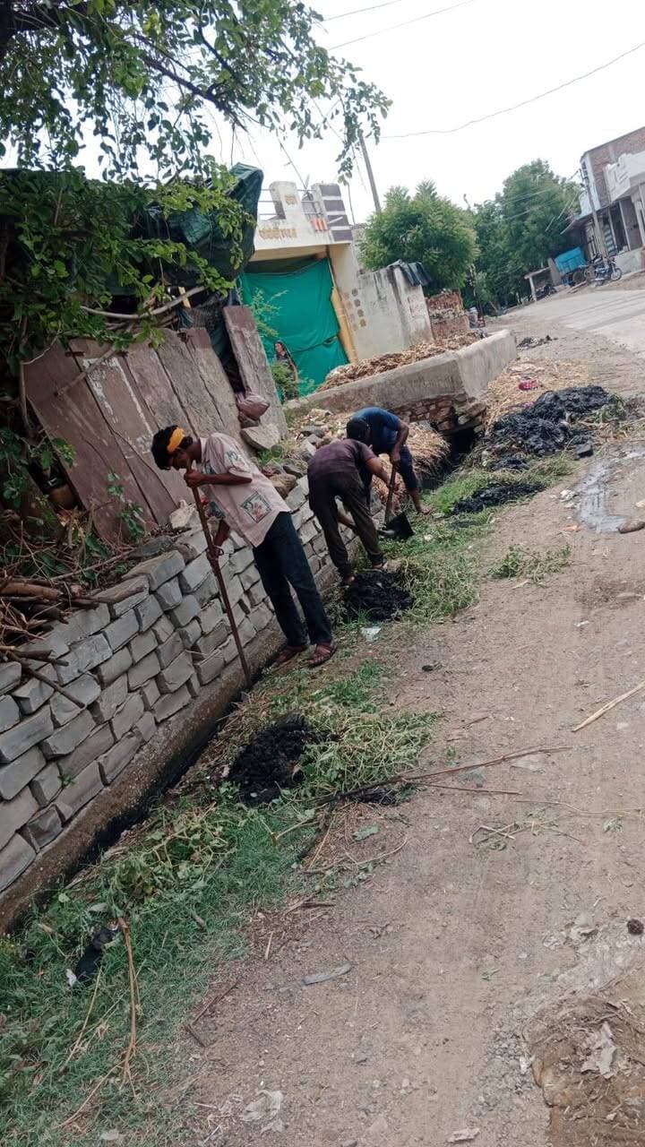 #स्वच्छता शनिवार के तहत ग्राम पंचायतों में चलाया गया विशेष सफाई अभियान
जनसहयोग से सार्वजनिक स्थलों, मार्गों एवं प्रमुख स्थानों पर की गई साफ-सफाई
ग्रामीण क्षेत्रों में स्वच्छता बनाए रखने तथा स्वच्छ वातावरण को बढ़ावा देने के उद्देश्य से कलेक्टर श्री हिमांशु चंद्रा एवं जिला पंचायत सीईओ श्री अमन वैष्णव के मार्गदर्शन में जिले की ग्राम पंचायतों में प्रत्येक शनिवार को स्वच्छता शनिवार गतिविधि के तहत विशेष सफाई अभियान चलाया जा रहा है।
इस अभियान के तहत ग्राम पंचायतों द्वारा जनसहयोग से गांवों के प्रमुख स्थानों, सार्वजनिक स्थलों एवं मार्गों पर साफ-सफाई कर श्रमदान किया जा रहा है। ग्रामीणों की सहभागिता से सार्वजनिक स्थानों को स्वच्छ रखने तथा ग्रामीण परिवेश को साफ-सुथरा बनाने के लिए विभिन्न स्वच्छता गतिविधियां आयोजित की जा रही हैं।
स्वच्छता अभियान के साथ ही जनपद पंचायत स्तर से घर-घर कचरा संग्रहण वाहनों (स्वच्छता रथ) के संचालन की निगरानी भी की जा रही है, ताकि ग्रामीण क्षेत्रों में नियमित कचरा संग्रहण सुनिश्चित किया जा सके।
स्वच्छता शनिवार के तहत ग्राम पंचायत बोरखेड़ी कलां, भादवामाता, मोरवन, जमुन्यारावजी, सेमली ई.मु., जन्नोद एवं पड़दा सहित जनपद पंचायत नीमच, जावद और मनासा क्षेत्र की विभिन्न ग्राम पंचायतों में विशेष सफाई अभियान चलाया गया। इस दौरान जनसहयोग से साफ-सफाई के कार्य किए गए।
जिले में संचालित स्वच्छता शनिवार गतिविधि का उद्देश्य ग्रामीण क्षेत्रों में स्वच्छता के प्रति जनजागरूकता बढ़ाना, सामुदायिक सहभागिता को प्रोत्साहित करना तथा गांवों में स्वच्छ एवं स्वस्थ वातावरण बनाए रखना है।
CM Madhya Pradesh
Jansampark Madhya Pradesh
#neemuch #नीमच