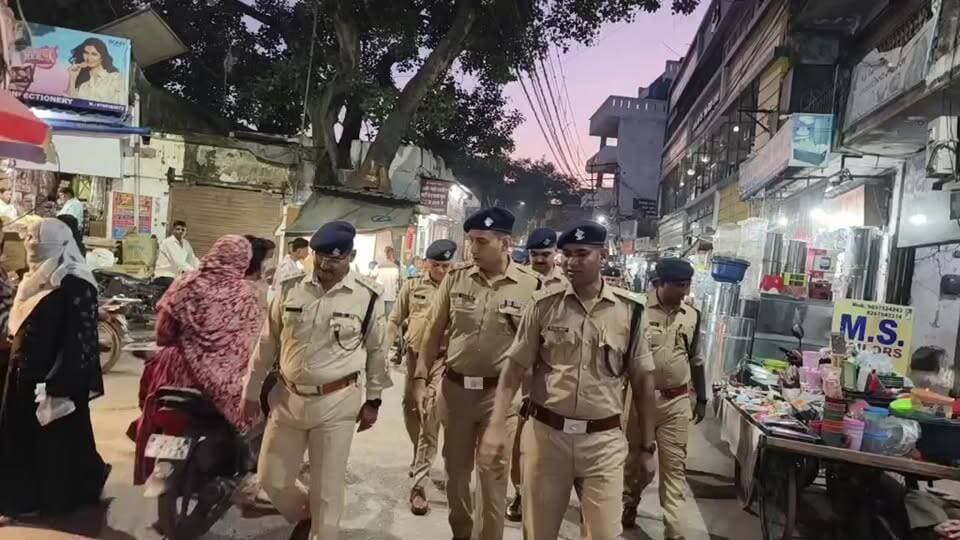 #haridwar : त्योहारों को लेकर ज्वालापुर पुलिस अलर्ट, बाजारों में की पैदल गश्त, क्या बोले एसपी सिटी दीपक सिंह : देखें वीडियो
भीड़भाड़ वाले इलाकों में सुरक्षा व्यवस्था का लिया जायजा, मोबाइल और पर्स की सुरक्षा के प्रति किया जागरूक
हरिद्वार। आगामी त्योहारों के मद्देनजर सुरक्षा व्यवस्था चाक-चौबंद रखने और क्षेत्र में कानून-व्यवस्था बनाए रखने के लिए ज्वालापुर कोतवाली पुलिस ने क्षेत्र के प्रमुख बाजारों, भीड़भाड़ वाले स्थानों और संवेदनशील इलाकों में पैदल गश्त की। इस दौरान पुलिस ने आमजन एवं व्यापारियों से संवाद कर उन्हें सुरक्षा के प्रति जागरूक किया।
एसएसपी नवनीत सिंह भुल्लर के आदेश और एसपी सिटी दीपक सिंह के निर्देशन में की गई इस गश्त के दौरान पुलिस टीम ने सुरक्षा व्यवस्थाओं का जायजा लिया। साथ ही संदिग्ध व्यक्तियों और वाहनों की चेकिंग करते हुए असामाजिक तत्वों पर सतर्क निगरानी रखी गई। पुलिसकर्मियों को क्षेत्र में लगातार प्रभावी गश्त और निगरानी बनाए रखने के निर्देश भी दिए गए।
पुलिस ने आमजन को सलाह दी कि त्योहारों के दौरान भीड़भाड़ वाले बाजारों और संवेदनशील स्थानों पर जाते समय अपने मोबाइल फोन, पर्स और अन्य कीमती सामान का विशेष ध्यान रखें, ताकि जेबकतरी और चोरी जैसी घटनाओं से बचा जा सके।
एसपी सिटी दीपक सिंह ने कहा कि आगामी त्योहारों को सकुशल, शांतिपूर्ण और सौहार्दपूर्ण वातावरण में संपन्न कराने के लिए हरिद्वार पुलिस सतर्क है। आगामी त्योहारों को देखते हुए कानून-व्यवस्था बनाए रखने के लिए पुलिस पूरी तरह सजग है।
Haridwar Stambh Vasudev Haridwar Police Uttarakhand Police