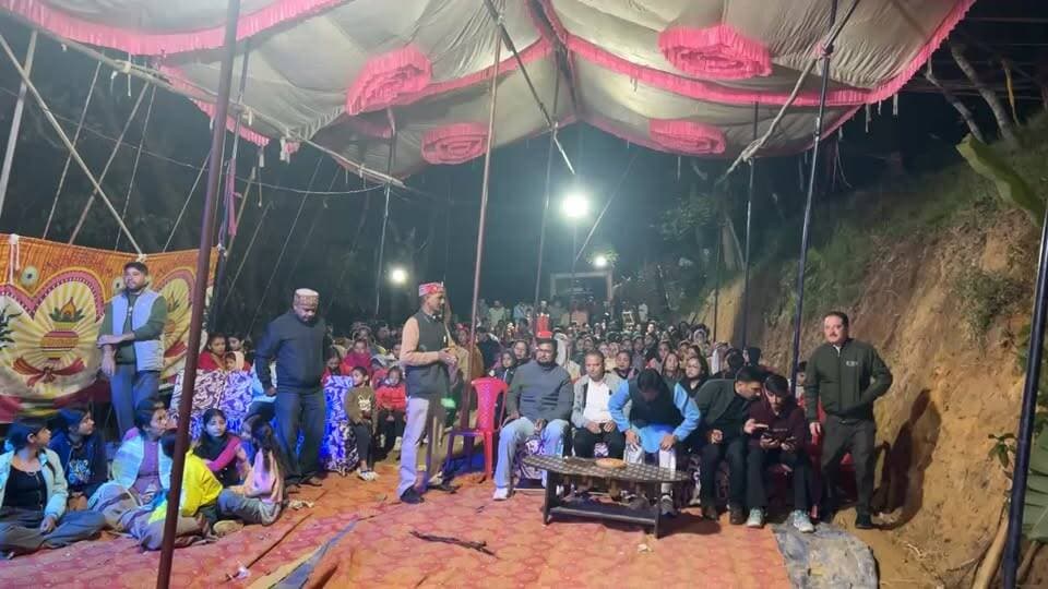 श्री जालपा कला मंच सेरु की रामलीला की सातवीं संध्या में बतौर मुख्यातिथि पहुंचे माइंड ऑपरेशन अकादमी एमडी राम प्रकाश ठाकुर को किया जा रहा सम्मानित