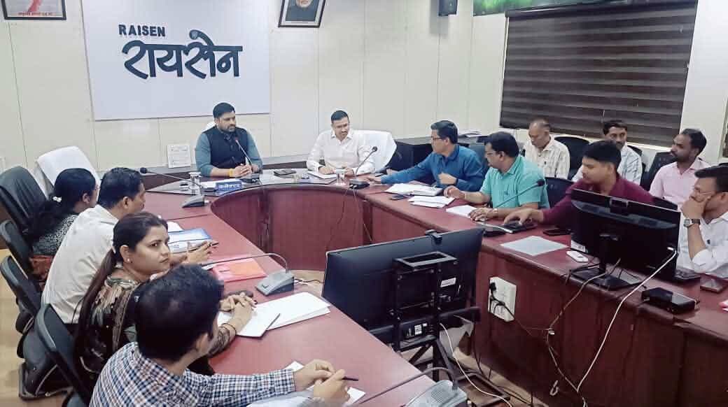 पात्र नागरिकों तक पारदर्शिता और समयसीमा में पहुंचे योजनाओं का लाभ- कलेक्टर श्री सिसोनिया
पराली जलाने की घटनाओं की रोकने बनाएं प्रभावी कार्ययोजना
नवागत कलेक्टर श्री सिसोनिया ने की कृषि, खाद्य, उद्यानिकी सहित विभिन्न विभागों की समीक्षा
–––
–––
नवागत कलेक्टर श्री रोहित सिसोनिया ने कलेक्ट्रेट सभाकक्ष में आयोजित बैठक में कृषि, खाद्य एवं नागरिक आपूर्ति, मत्स्योद्योग, सहकारिता तथा उद्यानिकी विभाग की गतिविधियों और विभिन्न योजनाओं की प्रगति की समीक्षा की गई। इस दौरान उन्होंने अधिकारियों को निर्देश दिए कि शासन की योजनाओं का लाभ पात्र नागरिकों तक सुगमता, पारदर्शिता और समय-सीमा में पहुंचाना सुनिश्चित करें। योजनाओं के क्रियान्वयन में किसी भी प्रकार की लापरवाही न बरती जाए तथा विभागीय अधिकारी अपने दायित्वों का गंभीरता से निर्वहन करें।
खाद्य एवं नागरिक आपूर्ति विभाग की समीक्षा के दौरान कलेक्टर श्री सिसोनिया ने सार्वजनिक वितरण प्रणाली अंतर्गत पात्र हितग्राहियों को खाद्यान्न वितरण की स्थिति की जानकारी ली। उन्होंने अधिकारियों को निर्देश दिए कि प्रत्येक पात्र हितग्राही को निर्धारित मात्रा में खाद्यान्न समय पर उपलब्ध कराया जाए। राशन वितरण व्यवस्था में पारदर्शिता रहे तथा यह सुनिश्चित किया जाए कि किसी भी पात्र परिवार को खाद्यान्न प्राप्त करने में अनावश्यक परेशानी का सामना न करना पड़े। जिला खाद्य अधिकारी ने बताया कि जिले में कुल 577 शासकीय उचित मूल्य दुकान हैं तथा 270632 पात्र परिवार हैं जिनमें 1024742 सदस्य है। ई-केवायसी के बारे में अवगत कराया कि कुल 1026476 सदस्यों में से 987633 सदस्यों की ई-केवायसी हो गई है तथा 38843 सदस्यों की ई-केवायसी होना शेष है। कलेक्टर श्री सिसोनिया ने शेष सदस्यों की ई-केवायसी शीघ्र पूर्ण कराने के निर्देश देते हुए कहा कि जो भी समस्या आ रही है उसका शीघ्र समाधान कराएं। सभी एसडीएम और जनपद सीईओ भी इस कार्य को गंभीरता से देखें।
किसी भी स्थिति में खाद्यान्न की कालाबाजारी ना हो
कलेक्टर श्री सिसोनिया ने उचित मूल्य दुकानों की नियमित निगरानी करने और खाद्यान्न वितरण व्यवस्था में आने वाली समस्याओं का समय पर निराकरण करने के निर्देश दिए। उन्होंने स्पष्ट किया कि खाद्यान्न की कालाबाजारी किसी भी स्थिति में नहीं होनी चाहिए। इसके लिए संबंधित अधिकारी दुकानों का नियमित निरीक्षण करें, खाद्यान्न के भंडारण एवं वितरण की जांच करें तथा अनियमितता पाए जाने पर नियमानुसार कार्रवाई करें। उन्होंने कहा कि सार्वजनिक वितरण प्रणाली का उद्देश्य जरूरतमंद और पात्र परिवारों तक खाद्यान्न पहुंचाना है, इसलिए इस कार्य में किसी भी प्रकार की लापरवाही या अनियमितता बर्दाश्त नहीं की जाएगी।
जिले में पराली जलाने की घटनाओं को रोकने प्रभावी कार्ययोजना बनाएं
कलेक्टर श्री सिसोनिया ने कृषि विभाग की समीक्षा करते हुए कहा कि किसानों को आधुनिक कृषि पद्धतियों, उन्नत तकनीक और कृषि संबंधी योजनाओं के प्रति जागरूक किया जाए, जिससे कृषि उत्पादन और किसानों की आय में वृद्धि हो सके। उन्होंने फसल अवशेष प्रबंधन पर विशेष ध्यान देने के निर्देश देते हुए जिला पंचायत सीईओ और डीडीए से कहा कि जिले में पराली जलाने की घटनाओं को रोकने के लिए प्रभावी कार्ययोजना तैयार कर उस पर अमल किया जाए। किसानों को फसल अवशेषों के उचित प्रबंधन के लिए जागरूक किया जाए। कृषि विभाग के मैदानी अमले के माध्यम से किसानों से सतत संपर्क बनाए रखते हुए उन्हें पराली के वैकल्पिक उपयोग तथा उपलब्ध कृषि यंत्रों और तकनीकों की जानकारी दी जाए। संबंधित अधिकारी गांवों में पहुंचकर किसानों को जागरूक करें और रोकथाम के लिए आवश्यक कार्रवाई सुनिश्चित करें। कलेक्टर श्री सिसोनिया ने कहा कि किसानों से सतत् सम्पर्क में रहें तथा जो भी सहायता नियमानुसार हो, वह करें। कस्टम हायरिंग सेंटर्स की जानकारी किसानों तक पहुचाएं तथा उन्नत कृषि यंत्रों के उपयोग हेतु किसानों को प्रेरित करें।
उद्यानिकी गतिविधियों और मत्स्य पालन को दें बढ़ावा
उद्यानिकी विभाग की समीक्षा के दौरान कलेक्टर श्री सिसोनिया ने जिले में उद्यानिकी खेती की जानकारी लेते हुए फल, फूल, सब्जी उत्पादन तथा अन्य उद्यानिकी खेती हेतु किसानों को प्रोत्साहित करने के निर्देश दिए। उन्होंने कहा कि किसानों को उद्यानिकी फसलों के लाभ, उपलब्ध योजनाओं और आधुनिक तकनीकों के संबंध में जानकारी दी जाए, जिससे वे अपनी कृषि गतिविधियों में विविधता लाकर आय बढ़ाने की दिशा में प्रयास कर सकें।
इसी प्रकार मत्स्योद्योग विभाग की समीक्षा करते हुए उन्होंने मत्स्य पालन से जुड़े हितग्राहियों को शासन की योजनाओं का लाभ उपलब्ध कराने तथा मत्स्य उत्पादन को बढ़ावा देने के संबंध में आवश्यक दिशा-निर्देश दिए। उन्होंने कहा कि मत्स्य पालन से ग्रामीण क्षेत्रों में रोजगार और स्वरोजगार के अवसर बढ़ाए जा सकते हैं। विभागीय अधिकारी पात्र हितग्राहियों को योजनाओं की जानकारी दें और उन्हें लाभ प्राप्त करने की प्रक्रिया में सहयोग प्रदान करें।
सहकारिता विभाग की समीक्षा करते हुए कलेक्टर श्री सिसोनिया ने विभागीय योजनाओं एवं गतिविधियों की जानकारी ली। उन्होंने निर्देश दिए कि सहकारिता से संबंधित योजनाओं का लाभ पात्र हितग्राहियों तक पहुंचाने के लिए प्रभावी कार्य किया जाए। इसी प्रकार पशुपालन विभाग की समीक्षा के दौरान जिले में दुग्ध उत्पादन को बढ़ाने पशुपालकों को उन्नत और दुधारू नस्ल के पशुओं की जानकारी देने के साथ ही विभागीय योजनाओं से लाभान्वित करने के लिए कहा। कलेक्टर श्री सिसोनिया ने सभी जिला अधिकारियों को निर्देशित किया कि आपसी समन्वय के साथ कार्य कर योजनाओं का प्रभावी क्रियान्वयन सुनिश्चित कराएं। जिला और विकासखण्ड स्तर पर योजनाओं की प्रगति की नियमित समीक्षा की जाए। बैठक में जिला पंचायत सीईओ श्री कमल सोलंकी तथा संबंधित विभागों के जिला अधिकारी उपस्थित रहे।