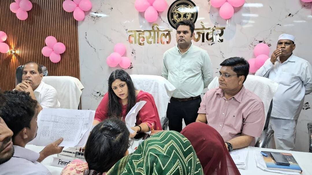 ग्रेटर नोएडा: मिशन शक्ति 5.0 के तहत तीनों तहसीलों में लगा स्पेशल पिंक समाधान दिवस, 154 शिकायतें दर्ज
जेवर में जिलाधिकारी ने सुनीं जनसमस्याएं, महिलाओं की शिकायतों को दी गई प्राथमिकता
मिशन शक्ति विशेष अभियान 5.0 के तहत शनिवार को गौतमबुद्धनगर की तीनों तहसीलों जेवर, सदर और दादरी में स्पेशल पिंक समाधान दिवस का आयोजन किया गया। शारदीय नवरात्र के अवसर पर आयोजित इस कार्यक्रम का उद्देश्य महिलाओं की सुरक्षा, सम्मान, स्वावलंबन और सशक्तीकरण को बढ़ावा देना रहा।
तीनों तहसीलों में कुल 154 शिकायतें प्राप्त हुईं, जिनमें से 11 का मौके पर ही निस्तारण कर दिया गया। शेष शिकायतों के समाधान के लिए संबंधित अधिकारियों को समयबद्ध और गुणवत्तापूर्ण कार्रवाई के निर्देश दिए गए।
जेवर में जिलाधिकारी ने सुनीं शिकायतें
तहसील जेवर में जिलाधिकारी की अध्यक्षता में आयोजित समाधान दिवस में कुल 62 शिकायतें प्राप्त हुईं, जिनमें से 2 का मौके पर निस्तारण किया गया। जिलाधिकारी ने अधिकारियों को निर्देश दिए कि सभी शिकायतों का निर्धारित समयसीमा के भीतर गुणवत्तापूर्ण निस्तारण सुनिश्चित किया जाए।
दादरी में सबसे अधिक शिकायतें
तहसील दादरी में अपर जिलाधिकारी प्रशासन संजय कुमार पाण्डेय की अध्यक्षता में आयोजित समाधान दिवस में 86 शिकायतें प्राप्त हुईं, जिनमें से 6 का मौके पर निस्तारण किया गया। वहीं, तहसील सदर में अपर जिलाधिकारी अरुण कुमार सिंह की अध्यक्षता में आयोजित समाधान दिवस में 6 शिकायतें दर्ज हुईं, जिनमें से 3 का निस्तारण मौके पर ही कर दिया गया।
महिलाओं के लिए पिंक हेल्प डेस्क
महिला फरियादियों की सुविधा के लिए पिंक हेल्प डेस्क स्थापित की गई। इसके माध्यम से महिलाओं को अपनी समस्याएं अधिकारियों के सामने रखने में सहायता दी गई। साथ ही उन्हें महिला सुरक्षा, उनके अधिकारों और केंद्र व प्रदेश सरकार की जनकल्याणकारी योजनाओं की जानकारी भी उपलब्ध कराई गई।
इस अवसर पर मुख्य चिकित्सा अधिकारी डॉ. मदन मोहन मणि त्रिपाठी, उप जिलाधिकारी जेवर दुर्गेश सिंह सहित संबंधित विभागों के अधिकारी मौजूद रहे।
सौजन्य: सूचना विभाग, गौतमबुद्धनगर।
