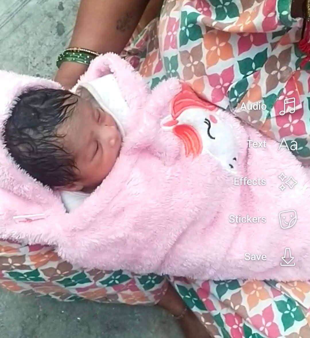 рд╢рд░реНрдорд╢рд╛рд░ рд╣реБрдИ рдорд╛рдБ рдХреА рдордорддрд╛,рдХрд╛рд░ рдХреЗ рдиреАрдЪреЗ рдорд┐рд▓рд╛ рдирд╡рдЬрд╛рдд
-рджреЛ рджрд┐рди рдХрд╛ рдмрддрд╛рдпрд╛ рдЬрд╛ рд░рд╣рд╛ рдирд╡рдЬрд╛рдд рдмрдЪреНрдЪрд╛
-рдкреБрд▓рд┐рд╕ рдиреЗ рд╢реБрд░реВ рдХреА рдЬрд╛рдВрдЪ,рдЕрд╕реНрдкрддрд╛рд▓ рдореЗрдВ рднрд░реНрддреА
рдиреНрдпреВреЫ рджреЗрд╡рднреВрдорд┐ ,рд░реВрджрдкреБрд░ред
рдХреЛрддрд╡рд╛рд▓реА рдЗрд▓рд╛рдХреЗ рдХреА рдЖрджрд░реНрд╢ рдХреЙрд▓реЛрдиреА рдЪреМрдХреА рд╣рд▓реНрдХрд╛ рдореЗрдВ рдЙрд╕ рд╡реШреНрдд рдХреЗ рдорд╛ рдХреА рдордорддрд╛ рдХрд▓рдХрд┐рдд рдФрд░ рд╢рд░реНрдорд╢рд╛рд░ рд╣реЛ рдЧрдИред рдЬрдм рдЦреЬреА рдХрд╛рд░ рдХреЗ рдиреАрдЪреЗ рдХреЛрдИ рдирд╡рдЬрд╛рдд рдХреЛ рдЫреЛреЬ рдХрд░ рдЪрд▓рд╛ рдЧрдпрд╛ред рдирд╡рдЬрд╛рдд рдХреА рд░реЛрдиреЗ рдХреА рдЖрд╡рд╛рдЬ рд╕реБрдиреАред рддреЛ рдкреБрд▓рд┐рд╕ рднреА рджреМреЬ рдкреЬреА рдФрд░ рдЖрдирди рдлрд╛рдирди рдореЗрдВ рдЬрд┐рд▓рд╛ рдЕрд╕реНрдкрддрд╛рд▓ рдореЗрдВ рднрд░реНрддреА рдХрд░рд╛рдпрд╛ рдЧрдпрд╛ред рдкреБрд▓рд┐рд╕ рдиреЗ рд╕реАрд╕реАрдЯреАрд╡реА рдлреБрдЯреЗрдЬ рдЦрдВрдЧрд╛рд▓рдиреЗ рд╢реБрд░реВ рдХрд░ рджрд┐рдПред
рдЬрд╛рдирдХрд╛рд░реА рдХреЗ рдЕрдиреБрд╕рд╛рд░ рд╢рдирд┐рд╡рд╛рд░ рдХреА рд╢рд╛рдо рд╕рд╡рд╛ рдЫрд╣ рдмрдЬреЗ рдЕрдЪрд╛рдирдХ рдЗрдВрджреНрд░рд╛ рдХреЙрд▓реЛрдиреА рдФрд░ рд╕рд┐рдВрд╣ рдХреЙрд▓реЛрдиреА рдХреЛ рдЬреЛреЬрдиреЗ рд╡рд╛рд▓реЗ рд╕рдВрдкрд░реНрдХ рдорд╛рд░реНрдЧ рдкрд░ рдЦреЬреА рдХрд╛рд░ рдХреЗ рдиреАрдЪреЗ рд╕реЗ рдирд╡рдЬрд╛рдд рдХреЗ рд░реЛрдиреЗ рдХреА рдЖрд╡рд╛рдЬ рдЖрдИрдВред рддреЛ рд╕реНрдерд╛рдиреАрдп рд▓реЛрдЧ рдиреЗ рджреЗрдЦрд╛ рдХрд┐ рдХрд░реАрдм рджреЛ рджрд┐рди рдкрд╣рд▓реЗ рдкреИрджрд╛ рд╣реБрдЖ рдирд╡рдЬрд╛рдд рд░реЛ рд░рд╣рд╛ рд╣реИ рдФрд░ рд╣рд╛рд▓рдд рднреА рдареАрдХ рдирд╣реА рд╣реИред рдЬрд┐рд╕реЗ рджреЗрдЦрдХрд░ рд╣рд░ рдХрд┐рд╕реА рдХрд╛ рджрд┐рд▓ рдкрд╕реАрдЬ рдЧрдпрд╛ рдФрд░ реЮреМрд░рди рдЖрджрд░реНрд╢ рдХреЙрд▓реЛрдиреА рдЪреМрдХреА рдкреНрд░рднрд╛рд░реА рдкреНрд░рджреАрдк рдкрдВрдд рдХреЛ рдорд╛рдорд▓реЗ рдХреА рд╕реВрдЪрдирд╛ рджреАред рдкреБрд▓рд┐рд╕ рдиреЗ рддрддреНрдХрд╛рд▓ рдХрд╛рд░реНрд░рд╡рд╛рдИ рдХрд░рддреЗ рд╣реБрдП рдирд╡рдЬрд╛рдд рдХреЛ рдЬрд┐рд▓рд╛ рдЕрд╕реНрдкрддрд╛рд▓ рдореЗрдВ рднрд░реНрддреА рдХрд░рд╛рдпрд╛ред рд╕реВрдЪрдирд╛ рдорд┐рд▓рдиреЗ рдкрд░ рд╕реАрдУ рд╡рд┐рднрд╡ рд╕реИрдиреА рд╕рд╣рд┐рдд рдЪрд╛рдЗрд▓реНрдб рд▓рд╛рдЗрди рдХреЗ рдЕрд▓рд╛рд╡рд╛ рдбреЙрдХреНрдЯрд░реЛрдВ рдХреЗ рдЯреАрдо рднреА рдкрд╣реБрдЪреА рдТрд░ рдирд╡рдЬрд╛рдд рдХрд╛ рдЙрдкрдЪрд╛рд░ рд╢реБрд░реБ рдХрд┐рдпрд╛ред рдЬрд╣рд╛рдВ рдирд╡рдЬрд╛рдд рдХреА рд╣рд╛рд▓рдд рд╕реНрдерд┐рд░ рдмрдиреА рд╣реБрдИ рд╣реИрдВред
-------------------------
рдХреЛрдб
рдЖрдЬ рд╣реА рдбрд┐рд╕реНрдЪрд╛рд░реНрдЬ рд╣реЛрдиреЗ рдХрд╛ рдЕрдиреБрдорд╛рди
рд░реБрджреНрд░рдкреБрд░ред рдкреБрд▓рд┐рд╕ рдХреА рд╢реБрд░реБрдЖрддреА рдЬрд╛рдВрдЪ рдореЗрдВ рдпрд╣ рдкрддрд╛ рдЪрд▓рд╛ рд╣реИ рдХрд┐ рдирд╡рдЬрд╛рдд рдПрдХ рдмрдЪреНрдЪреА рд╣реИрдВ рдФрд░ рд╢рдирд┐рд╡рд╛рд░ рдХреЛ рд╣реА рдХрд┐рд╕реА рд╣реЙрд╕реНрдкрд┐рдЯрд▓ рд╕реЗ рдбрд┐рд╕реНрдЪрд╛рд░реНрдЬ рдХрд░рдиреЗ рдХрд╛ рдЕрдиреБрдорд╛рди рд╣реИрдВ, рдХреНрдпреЛрдВрдХрд┐ рдирд╡рдЬрд╛рдд рдХреЗ рд╕рд╛рде рдкрд░ рдбреНрд░реАрдк рдФрд░ рдЕрд╕реНрдкрддрд╛рд▓ рдХреА рд░реВрдИ рднреА рд▓рд┐рдкрдЯреА рд╣реБрдИ рдереАред рдпрд╣реА рднреА рдЖрд╢рдХрд╛ рд╣реИрдВ рдХрд┐ рдирд╡рдЬрд╛рдд рдХрд╛ рдЬрдиреНрдо рджреЛ рджрд┐рди рдкрд╣рд▓реЗ рд╣реА рд╣реБрдЖ рд╣реЛрдЧрд╛ рдФрд░ рд╢рд╛рдпрдж рд▓реЬрдХрд╛ рд╣реЛрдиреЗ рдХреА рдЪрд╛рд╣ рд░рдЦрдиреЗ рд╡рд╛рд▓реЗ рдиреЗ рдлреЗрдХ рджрд┐рдпрд╛ рд╣реЛрдЧрд╛ред
---------------
рдХреЛрдб
рдкреБрд▓рд┐рд╕ рдХрд░реЗрдЧреА рдХрдареЛрд░ рдХрд╛рд░реНрд░рд╡рд╛рдИ
рд░реВрджрдкреБрд░ред рд╕реАрдУ1 рд╕рджрд░ рд╡рд┐рднрд╡ рд╕реИрдиреА рдиреЗ рдмрддрд╛рдпрд╛ рдХрд┐ рдкреБрд▓рд┐рд╕ рд╕реАрд╕реАрдЯреАрд╡реА рдХреИрдорд░реЛ рдХреЛ рдЦрдВрдЧрд╛рд▓ рд░рд╣реА рд╣реИрдВ рдФрд░ рдирд╡рдЬрд╛рдд рдХреЛ рдлреЗрдВрдХрдиреЗ рд╡рд╛рд▓реЗ рджреЛрд╖реА рдХреЛ рдЬрд▓реНрдж рд╣реА рдЪрд┐рдирд┐рд╣рдд рдХрд░реЗрдЧреАред рд╕рд╛рде рд╣реА рдпрд╣ рднреА рдмрддрд╛рдпрд╛ рд▓рдЧрд╛рдПрдЧреА рдХрд┐ рдирд╡рдЬрд╛рдд рдХрд┐рд╕ рдЕрд╕реНрдкрддрд╛рд▓ рдореЗрдВ рдЬрдиреНрдореА рдФрд░ рдХрд╣рд╛рдБ рдЙрд╕рдХрд╛ рдЙрдкрдЪрд╛рд░ рд╣реБрдЖрдВред рдЬрд╛рдВрдЪ рдХреЗ рдмрд╛рдж рдкреБрд▓рд┐рд╕ рдХрдареЛрд░ рдХрд╛рд░реНрд░рд╡рд╛рдИ рдХрд░реЗрдЧреАред рдлрд┐рд▓рд╣рд╛рд▓ рдмрдЪреНрдЪреА рдбреЙрдХреНрдЯрд░ рдХреА рджреЗрдЦрд░реЗрдЦ рдореЗрдВ рд░рд╣реЗрдЧреАред
----------------------
реЮреЛрдЯреЛ рдкрд░рд┐рдЪрдп 17 рдЖрд░рдбреАрдкреА 05рдкреАред рдирд╡рдЬрд╛рдд рдХреЛ рдЕрд╕реНрдкрддрд╛рд▓ рд▓реЗ рдЬрд╛рддреА рдкреБрд▓рд┐рд╕ред