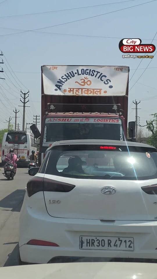 सड़क के बीचोबीच गाडी Back चल रही है !!
.
.
.
.
#hisar #haryana #road #vehicle