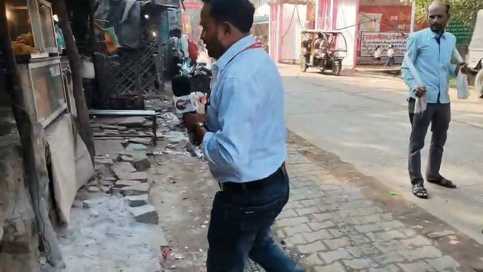 जनता की राय | विधानसभा चुनाव 2027 मऊ-मानिकपुर विधानसभा 237
उत्तर प्रदेश में विधानसभा चुनाव 2027 को लेकर सियासी सरगर्मियां तेज होने लगी हैं। इसी बीच चित्रकूट जिले की मऊ-मानिकपुर विधानसभा 237 सीट पर भी चर्चाओं का दौर शुरू हो गया है।
आखिर मानिकपुर की जनता के मन में क्या है? 2027 में कौन बनेगा विधायक? पुराना चेहरा या नया चेहरा?
विकास के मुद्दे पर कौन खरा उतर रहा है? मऊ-मानिकपुर विधानसभा क्षेत्र को विकास के मामले में सबसे ज्यादा किस चीज की जरूरत है? और आने वाले विधायक से जनता की सबसे बड़ी मांग क्या है?
इन तमाम सवालों के जवाब जानने के लिए Daily 24 Bharat के संवाददाता दिनेश सिंह कुशवाहा पहुंचे हैं ग्राउंड जीरो पर, जहां उन्होंने सीधे जनता के बीच पहुंचकर उनकी राय जानने की कोशिश की है।
तो आइए, सुनते हैं मानिकपुर की जनता क्या कहती है और 2027 के विधानसभा चुनाव को लेकर मतदाताओं की क्या है राय।
देखिए, यह खास ग्राउंड रिपोर्ट सिर्फ Daily 24 Bharat पर।