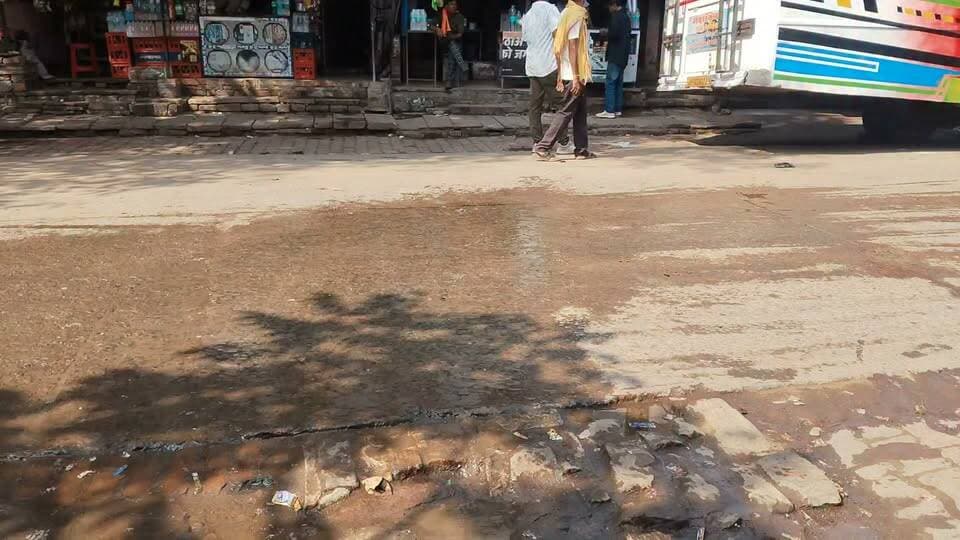 मानिकपुर बस स्टॉप पर महीनों से पाइप लीकेज, रोजाना बर्बाद हो रहा हजारों लीटर पानी
चित्रकूट। जिले के मानिकपुर बस स्टॉप पर पाइप लीकेज के चलते पिछले कई महीनों से लगातार पानी बह रहा है। पाइप का कनेक्शन टूटने के कारण प्रतिदिन कई लीटर पानी बर्बाद हो रहा है। वहीं, पानी जमा होने से आसपास की जगह पर कीचड़ फैल गया है, जिससे लोगों और दुकानदारों को परेशानी का सामना करना पड़ रहा है।
स्थानीय दुकानदारों के मुताबिक, पाइप का कनेक्शन काफी समय से टूटा हुआ है, लेकिन अब तक इसकी मरम्मत नहीं कराई गई। दुकानदारों ने नाराजगी जताते हुए कहा कि नवरात्रि का पर्व चल रहा है और इस दौरान यहां से प्रतिदिन अधिकारी एवं जिम्मेदार लोग गुजरते हैं, लेकिन किसी का ध्यान इस समस्या की ओर नहीं जा रहा है।
एक ओर पानी बचाने के लिए जागरूकता अभियान चलाए जाते हैं, वहीं दूसरी ओर मानिकपुर बस स्टॉप पर लगातार पानी बर्बाद हो रहा है। पाइप लीकेज के कारण फैली कीचड़ से भी लोगों को दिक्कत हो रही है।
स्थानीय दुकानदारों ने संबंधित विभाग के अधिकारियों से जल्द से जल्द टूटे पाइप के कनेक्शन को ठीक कराने और पानी की बर्बादी रोकने की मांग की है। अब देखना होगा कि जिम्मेदार अधिकारी इस समस्या पर कब तक संज्ञान लेते हैं और लोगों को इस परेशानी से राहत मिलती है।
शीर्षक में समस्या और मांग उभारें