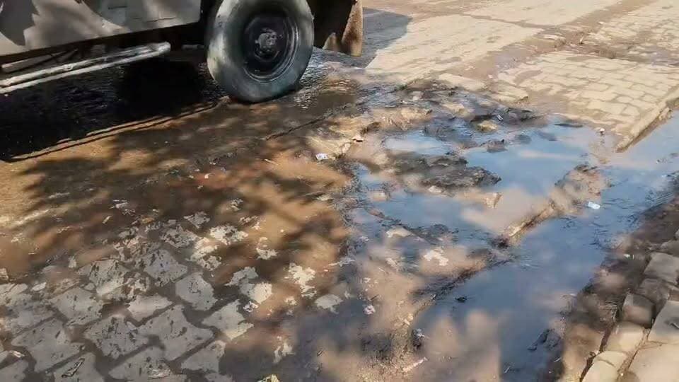 मानिकपुर बस स्टॉप पर महीनों से पाइप लीकेज, रोजाना बर्बाद हो रहा हजारों लीटर पानी
चित्रकूट। जिले के मानिकपुर बस स्टॉप पर पाइप लीकेज के चलते पिछले कई महीनों से लगातार पानी बह रहा है। पाइप का कनेक्शन टूटने के कारण प्रतिदिन कई लीटर पानी बर्बाद हो रहा है। वहीं, पानी जमा होने से आसपास की जगह पर कीचड़ फैल गया है, जिससे लोगों और दुकानदारों को परेशानी का सामना करना पड़ रहा है।
स्थानीय दुकानदारों के मुताबिक, पाइप का कनेक्शन काफी समय से टूटा हुआ है, लेकिन अब तक इसकी मरम्मत नहीं कराई गई। दुकानदारों ने नाराजगी जताते हुए कहा कि नवरात्रि का पर्व चल रहा है और इस दौरान यहां से प्रतिदिन अधिकारी एवं जिम्मेदार लोग गुजरते हैं, लेकिन किसी का ध्यान इस समस्या की ओर नहीं जा रहा है।
एक ओर पानी बचाने के लिए जागरूकता अभियान चलाए जाते हैं, वहीं दूसरी ओर मानिकपुर बस स्टॉप पर लगातार पानी बर्बाद हो रहा है। पाइप लीकेज के कारण फैली कीचड़ से भी लोगों को दिक्कत हो रही है।
स्थानीय दुकानदारों ने संबंधित विभाग के अधिकारियों से जल्द से जल्द टूटे पाइप के कनेक्शन को ठीक कराने और पानी की बर्बादी रोकने की मांग की है। अब देखना होगा कि जिम्मेदार अधिकारी इस समस्या पर कब तक संज्ञान लेते हैं और लोगों को इस परेशानी से राहत मिलती है।
शीर्षक में समस्या और मांग उभारें
