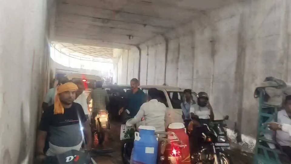 चित्रकूट: रेहुटिया रेलवे अंडरब्रिज के पास भीषण जाम, एंबुलेंस भी फंसी
चित्रकूट। जिले के कर्वी-मानिकपुर मार्ग पर रेहुटिया रेलवे अंडरब्रिज के पास भीषण जाम लगने से राहगीरों को भारी परेशानी का सामना करना पड़ रहा है। जाम की स्थिति इतनी गंभीर हो गई कि एंबुलेंस भी काफी देर तक जाम में फंसी रही।
इस मार्ग पर जाम के कारण आवागमन प्रभावित हो रहा है। स्थानीय स्तर पर मांग उठ रही है कि अंडरब्रिज के दोनों तरफ पुलिसकर्मियों की तैनाती की जाए, ताकि यातायात व्यवस्था सुचारु बनी रहे और आपातकालीन वाहनों को रास्ता मिल सके।
अब सवाल यह है कि क्या संबंधित अधिकारी इस समस्या पर ध्यान देंगे और जाम से निजात दिलाने के लिए ठोस कदम उठाएंगे?