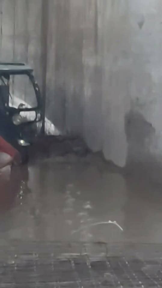 चित्रकूट: रेहुटिया रेलवे अंडरब्रिज के पास भीषण जाम, एंबुलेंस भी फंसी
चित्रकूट। जिले के कर्वी-मानिकपुर मार्ग पर रेहुटिया रेलवे अंडरब्रिज के पास भीषण जाम लगने से राहगीरों को भारी परेशानी का सामना करना पड़ रहा है। जाम की स्थिति इतनी गंभीर हो गई कि एंबुलेंस भी काफी देर तक जाम में फंसी रही।
इस मार्ग पर जाम के कारण आवागमन प्रभावित हो रहा है। स्थानीय स्तर पर मांग उठ रही है कि अंडरब्रिज के दोनों तरफ पुलिसकर्मियों की तैनाती की जाए, ताकि यातायात व्यवस्था सुचारु बनी रहे और आपातकालीन वाहनों को रास्ता मिल सके।
अब सवाल यह है कि क्या संबंधित अधिकारी इस समस्या पर ध्यान देंगे और जाम से निजात दिलाने के लिए ठोस कदम उठाएंगे?