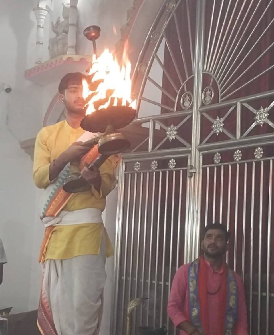 मां गंगा की भव्य आरती से गूंजा पिपरा देवसः कालरात्रि देवी के दर्शन के लिए उमड़ी हजारों की भीड़
संवाददाता मुकेश कुमार बीहट
नवदुर्गा संघ पिपरा देवस के प्रांगण स्थित दुर्गा मंदिर में शारदीय नवरात्र के पावन अवसर पर प्रतिदिन की भांति माँ कालरात्रि (शनिवार) के दिन भी भव्य संध्या आरती का आयोजन किया गया। बनारस की तर्ज पर हो रही इस दिव्य आरती को देखने के लिए मंदिर परिसर में हजारों की संख्या में महिला, पुरुष और बच्चे उपस्थित रहे।
मुख्य आकर्षण और आयोजन के बिंदु
Ο बनारस की तर्ज पर भव्य आरतीः आचार्य निकेश झा ने जानकारी देते हुए बताया कि बनारस से पधारे वैदिक अनुज कुमार द्वारा पवित्र गंगा आरती की तर्ज पर ही दुर्गा मंदिर के प्रांगण में यह अनुष्ठान कराया जा रहा है, जिससे पूरा इलाका भक्तिमय हो गया हैश्रद्धालुओं का जनसैलाबः माँ कालरात्रि के दर्शन और संध्या आरती के समय मंदिर प्रांगण श्रद्धालुओं की भारी भीड़ से खचाखच भर गया। हर कोई इस अलौकिक दृश्य का साक्षी बनने के लिए उत्सुक दिखा।
विशेष उपस्थितिः कार्यक्रम को सफल बनाने और पूजा-व्यवस्था को संभालने में मंदिर के पुजारी आदित्य कुमार (उर्फ बाबू साहब) समेत क्षेत्र के कई गणमान्य लोग सक्रिय रूप से जुटे रहे।
प्रमुख सक्रिय योगदानकर्ता
इस धार्मिक आयोजन को सफल बनाने में निम्नलिखित लोगों की विशेष उपस्थिति और सहयोग रहाः
प्रमुख कार्यकर्ताः सचिन, सोनू कुमार, अभिषेक कुमार, प्रवीण कुमार, उप मुखिया राहुल कुमार, प्रवीण कुमार, संतोष कुमार, दिनेश शर्मा, संजीव कुमार राय।
अन्य गणमान्य व सहयोगीः डॉ. अशोककुमार, अंकुश कुमार, संजय शर्मा, मुन्ना कुमार, मंगल सिंह, हरिनंदन सिंह (उर्फ हरि जी), शिक्षक नेता रवि कुमार, कुंदन कुमार, बमबम कुमार, सरदार राहुल कुमार और मजिस्ट्रेट ज्ञानेश्वर जी।