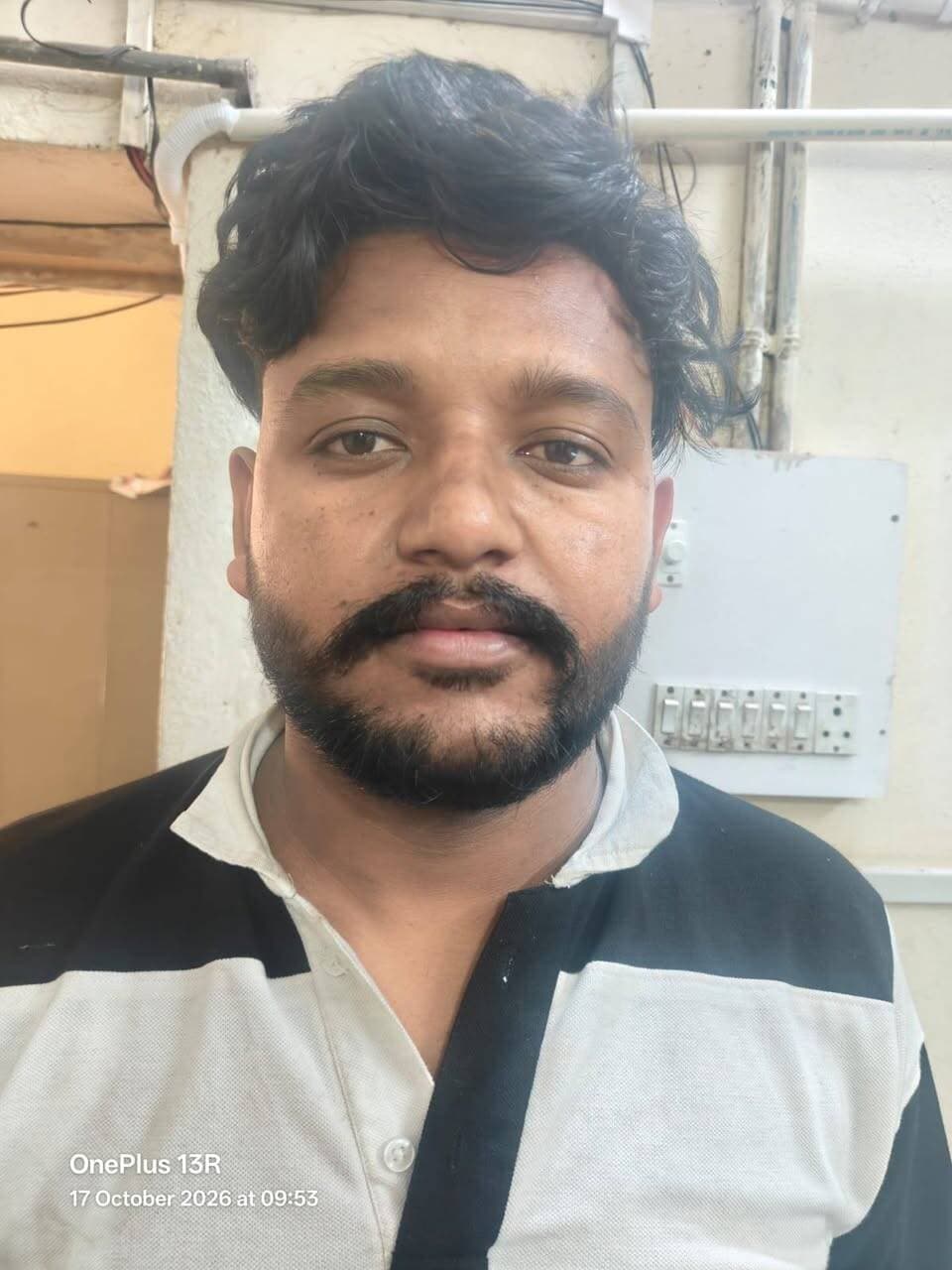 123 किलो डोडा चूरा के साथ 4 तस्कर गिरफ्तार, दो लग्जरी कारें जब्त
- कोटा ग्रामीण पुलिस की बड़ी कार्रवाई
कोटा। जिला कोटा ग्रामीण पुलिस ने अवैध मादक पदार्थ तस्करी के खिलाफ बड़ी कार्रवाई की है। पुलिस अधीक्षक सुजीत शंकर ने बताया कि शनिवार को थाना मोडक क्षेत्र में दिल्ली-मुंबई 8 लेन एक्सप्रेस-वे पर नाकाबंदी के दौरान 4 तस्करों को गिरफ्तार किया गया।
पकड़े गए आरोपियों की पहचान लवप्रीत सिंह पुत्र मुख्तार सिंह, गुरविंदर सिंह पुत्र गुरप्रीत सिंह निवासी पथरान जिला पटियाला पंजाब, गुरुप्रीत सिंह पुत्र वजिन्द्र सिंह और अविनाश पुत्र गुरमीत सिंह निवासी जिला कैथल हरियाणा के रूप में हुई है।
थानाधिकारी राजेन्द्र प्रसाद मीणा मय जाप्ता नाकाबंदी कर रहे थे, तभी निमथूर-गरोठ (मध्यप्रदेश) की तरफ से आई दो फॉक्सवैगन वेंटो कारों को रोकने का प्रयास किया तो चालक कार भगाने लगे। घेराबंदी कर दोनों कारों को डिटेन किया गया। तलाशी में बिना नंबर की वेंटो से 3 कट्टे और HR70E8549 नंबर की कार से 5 कट्टे, कुल 8 कट्टों में 123.33 किलोग्राम अवैध डोडा चूरा बरामद हुआ।