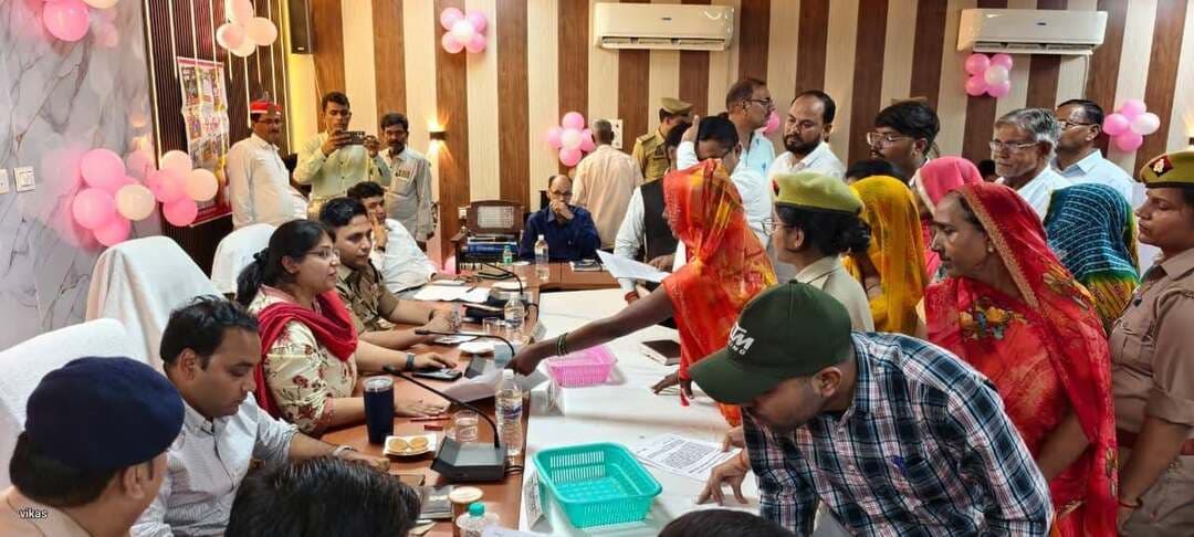 _*स्पेशल पिंक (समाधान दिवस)/मिशन शक्ति तहसील दिवस का किया गया आयोजन*_
_*डीएम-एसपी ने तहसील ऊँचाहार में सम्पूर्ण समाधान दिवस में फरियादियों की सुनी समस्याएं*_
_*शिकायतों का समयबद्ध व गुणवत्तापूर्ण से निस्तारण कराए अधिकारी - डीएम*_
_*सम्पूर्ण समाधान दिवस में कुल 52 शिकायतें आयी, 06 का तत्काल हुआ निस्तारण*_
*रायबरेलीः- 17 अक्टूबर 2026*
जिलाधिकारी सरनीत कौर ब्रोका की अध्यक्षता में तहसील ऊँचाहार में सम्पूर्ण समाधान दिवस का आयोजन किया गया।
जिलाधिकारी ने कहा कि जन सामान्य की शिकायतों का स्थानीय स्तर पर समाधान किया जाना सरकार की सर्वाेच्च प्राथमिकता है जिसके क्रम में तहसील व थानों में सम्पूर्ण समाधान दिवस का आयोजन किया जाता है। इसमें स्थानीय नागरिक उपस्थित होकर अपनी समस्याओं का समाधान करा सकते है।
जिलाधिकारी ने कहा कि सभी अधिकारी जनता की इन शिकायतों का निस्तारण त्वरित एवं समयबद्ध तरीके से एक सप्ताह में कराना सुनिश्चित करें। उन्होंने कहा कि शिकायतों के निस्तारण में यदि कोई समस्या है तो उसका कारण स्पष्ट करते हुए अवगत कराना सुनिश्चित किया जाये।
जिलाधिकारी ने बताया कि तहसील ऊँचाहार में आयोजित सम्पूर्ण समाधान दिवस में राजस्व विभाग 25, पुलिस 12, पूर्ति विभाग 08, विकास 04, वन विभाग 02 एवं विद्युत 01 कुल 52 प्रकरण प्राप्त हुए, जिसमें से 06 प्रकरणों का निस्तारण मौके पर ही कर दिया गया। शेष प्रकरणों के निस्तारण हेतु संबंधित विभागों को इस निर्देश के साथ उपलब्ध करा दिये गये कि उनका निस्तारण एक सप्ताह में कराना सुनिश्चित कराए।
पुलिस अधीक्षक रवि कुमार ने भी पुलिस से संबंधित मामलों को सुना और संबंधित को आवश्यक दिशा-निर्देश दिए।
मिशन शक्ति अभियान के अन्तर्गत सम्पूर्ण समाधान दिवस का आयोजन स्पेशल पिंक (समाधान दिवस)/मिशन शक्ति तहसील दिवस के रूप में किया गया, जिसमें विशेषकर महिलाओं की समस्याओं का प्राथमिकता के आधार पर सुना गया तथा उनका निस्तारण कराने हेतु संबंधित को निर्देशित किया गया।
इसी क्रम में निराश्रित महिला विधवा पेंशन के 05, प्रधानमंत्री आवास योजना (ग्रामीण) के 04, मुख्यमंत्री आवास योजना (ग्रामीण) के 06 महिला लाभार्थियों को प्रमाण पत्र तथा मुख्यमंत्री कृषक दुर्घटना बीमा कल्याण योजना के 08, दैवीय आपदा घर गिरि सहायता के अन्तर्गत 05 महिला लाभार्थियों को डमी चेक वितरित किया गया।
इस अवसर पर उप जिलाधिकारी ऊँचाहार विवेक राजपूत, मुख्य चिकित्साधिकारी डॉ० मनोज कुमार शुक्ला, क्षेत्राधिकारी गिरिजा शंकर त्रिपाठी, परियोजना निदेशक डीआरडीए मुनेश चन्द्र सहित संबंधित जिला स्तरीय अधिकारीगण उपस्थित रहे।
