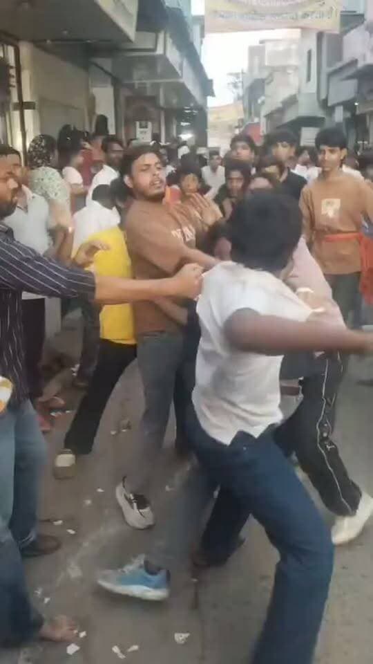 बुलंदशहर: खुर्जा में शोभा यात्रा के दौरान दो पक्ष आपस में भिड़ गए। खूब लात घूंसे चले।