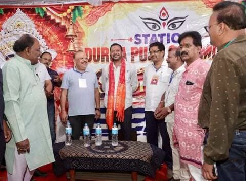 ଝାରସୁଗୁଡା: ବେଲପାହାଡ଼ ପୂଜା ମଣ୍ଡପରେ ମା ଦୁର୍ଗାଙ୍କ ଦର୍ଶନ କଲେ ମନ୍ତ୍ରୀ ସୁରେଶ ପୂଜାରୀ