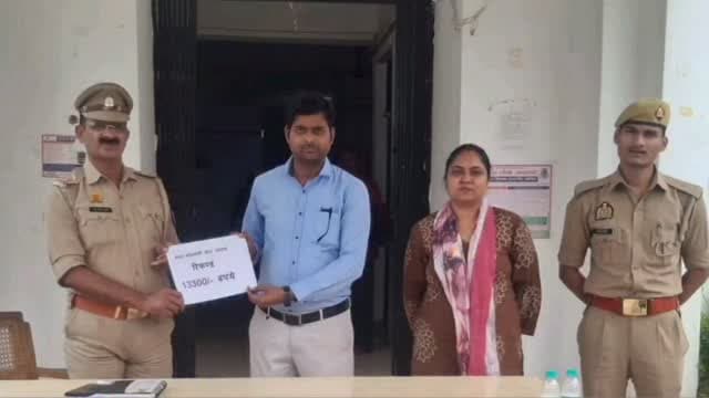उन्नाव में समोसे की दुकान पर फर्जी QR कोड से ठगी के 13,300 रुपये वापस,सदर कोतवाली पुलिस को मिली सफलता
समोसे की दुकान पर लगे फर्जी QR कोड को स्कैन करते ही खाते से कट गए थे रुपये, साइबर टीम ने वापस कराई रकम