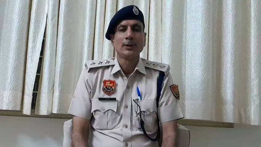 भ्रामक खबरों पर सिरसा पुलिस की चेतावनी
- ट्रैफिक कर्मचारी से दुर्व्यवहार मामले में डीएसपी ने जारी किया वीडियो संदेश
सिरस।
सिरसा में ट्रैफिक कर्मचारी के साथ जिले सिंह द्वारा दुर्व्यवहार के मामले को लेकर सोशल मीडिया पर तथ्यहीन और भ्रामक खबरें प्रसारित करने वालों को डीएसपी सुखवीर सिंह ने चेतावनी दी है। वीडियो जारी कर डीएसपी ने स्पष्ट किया कि सोशल मीडिया पर गलत और भ्रामक जानकारी फैलाने वालों के खिलाफ नियमानुसार कार्रवाई की जाएगी।
सिरसा पुलिस ने अपील भी की है कि किसी भी खबर या वीडियो को साझा करने से पहले उसकी सत्यता की पुष्टि करें। अफवाहें फैलाने से बचें और जिम्मेदार नागरिक की भूमिका निभाएं।
तथ्य साझा करें, अफवाह नहीं।
#SirsaPolice #Sirsa #TrafficPolice #FakeNews #सिरसापुलिस