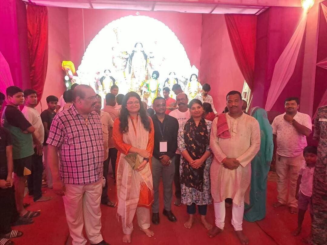 चक्रधरपुर में एसडीओ ने किया दुर्गा पूजा पंडालों का निरीक्षण, सुरक्षा और विधि-व्यवस्था दुरुस्त रखने के निर्देश
श्रद्धालुओं की सुविधा, साफ-सफाई और भीड़ प्रबंधन पर दिया गया विशेष जोर
See more.......
चक्रधरपुर : दुर्गा पूजा-2026 के मद्देनजर पोड़ाहाट के अनुमंडल पदाधिकारी के नेतृत्व में शनिवार को चक्रधरपुर शहर के विभिन्न दुर्गा पूजा पंडालों का निरीक्षण किया गया। इस दौरान पूजा पंडालों में विधि-व्यवस्था, सुरक्षा व्यवस्था और श्रद्धालुओं की सुविधाओं का जायजा लिया गया।
निरीक्षण के क्रम में गुदड़ी बाजार, कपड़ा पट्टी, नूतन दुर्गा पूजा समिति, शौंडिक धर्मशाला, शीतला मंदिर, भगत सिंह चौक तथा रानी रासल दुर्गा पूजा समिति के पूजा पंडालों का निरीक्षण किया गया।
इस दौरान अनुमंडल पदाधिकारी ने संबंधित अधिकारियों को दुर्गा पूजा के दौरान शांति एवं सौहार्दपूर्ण वातावरण बनाए रखने के निर्देश दिए। साथ ही पूजा पंडालों में भीड़ प्रबंधन, साफ-सफाई, सुरक्षा व्यवस्था और श्रद्धालुओं की सुविधा सुनिश्चित करने पर विशेष जोर दिया गया।
#citilivejharkhand #nonfollowers #foryouシ #facebookviral #durgapuja
