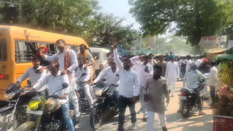 #भाजपा में प्रदेश मंत्री आनंद गुप्ता का #जनपद में प्रथम आगमन पर दर्जनों जगह कार्यकर्ताओं ने किया जोरदार स्वागत #बुलडोजर से हुई पुष्प वर्षा #जिंदाबाद के लगे नारे हजारों कार्यकर्ताओं का सैलाब देख विपक्ष के दांत हुए खट्टे