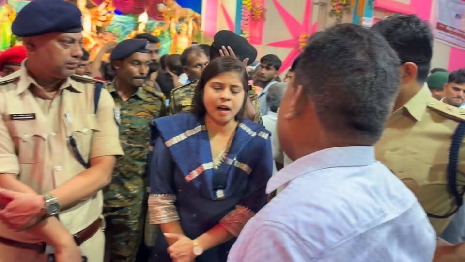 माँ दुर्गा के पट खुलने के अवसर पर जिलाधिकारी शेखर आनंद एवं पुलिस अधीक्षक हिमांसू शेखपुरा ने संयुक्त रूप से दर्शन किये साथ ही विभिन्न पूजा पंडालों का भ्रमण कर सुरक्षा एवं विधि-व्यवस्था का जायजा लिया इस दौरान श्रद्धालुओं की सुरक्षा, भीड़ प्रबंधन एवं शांतिपूर्ण पूजा आयोजन को लेकर आवश्यक दिशा-निर्देश दिए गए, ताकि दुर्गा पूजा महोत्सव सौहार्दपूर्ण एवं सुरक्षित वातावरण में संपन्न हो सके।
#sheikhpurapolice
#biharpolice
#HainTaiyarHum
#bihar #fecbookreels