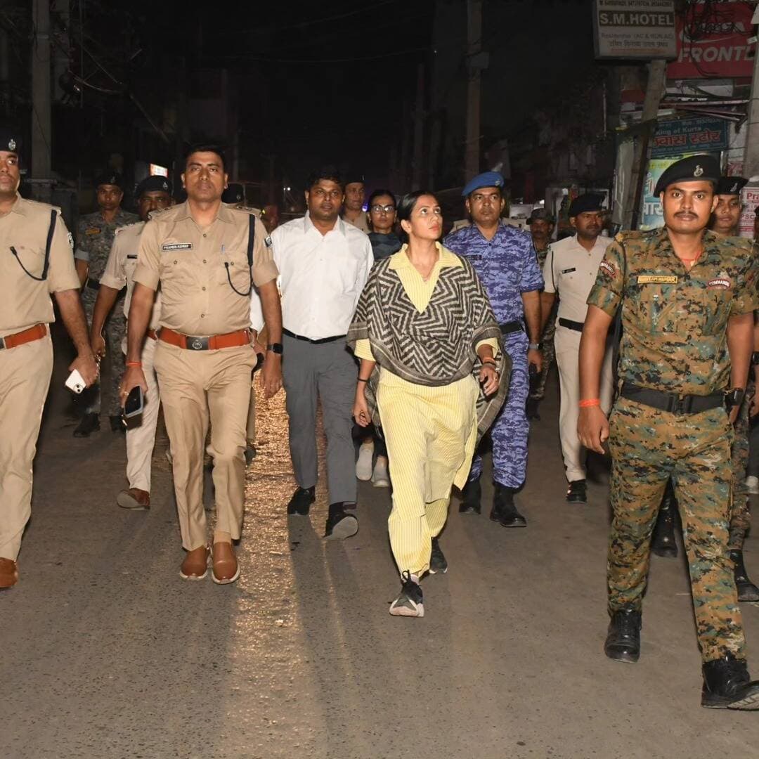 दुर्गा पूजा को शांतिपूर्ण एवं सौहार्दपूर्ण वातावरण में संपन्न कराने हेतु जिला प्रशासन प्रतिबद्ध; जिलाधिकारी एवं वरीय पुलिस अधीक्षक के संयुक्त नेतृत्व में भागलपुर शहर में फ्लैग मार्च*
*श्रद्धालुओं की सुरक्षा, सुगम यातायात, प्रभावी भीड़ प्रबंधन एवं विधि-व्यवस्था संधारण को लेकर प्रमुख मार्गों एवं पूजा स्थलों का लिया गया जायजा*
भागलपुर, दिनांक 17 अक्टूबर 2026।
दुर्गा पूजा के पावन अवसर पर जिले में शांति, सुरक्षा एवं विधि-व्यवस्था बनाए रखने तथा श्रद्धालुओं को सुरक्षित एवं सुगम वातावरण में पूजा-अर्चना का अवसर उपलब्ध कराने के उद्देश्य से जिला प्रशासन, भागलपुर पूरी तरह प्रतिबद्ध है। इसी क्रम में आज जिलाधिकारी श्रीमती अलंकृता पांडे एवं वरीय पुलिस अधीक्षक श्री प्रमोद कुमार यादव के संयुक्त नेतृत्व में भागलपुर शहर में जिला प्रशासन एवं पुलिस प्रशासन द्वारा फ्लैग मार्च निकाला गया।
फ्लैग मार्च के माध्यम से आम नागरिकों एवं श्रद्धालुओं को सुरक्षा, शांति, आपसी सद्भाव एवं सामाजिक सौहार्द का संदेश दिया गया। इस दौरान शहर के प्रमुख मार्गों, चौक-चौराहों एवं पूजा स्थलों के आसपास की व्यवस्थाओं का जायजा लिया गया। पर्व के दौरान श्रद्धालुओं की संभावित भीड़, यातायात के सुचारू संचालन तथा विधि-व्यवस्था के प्रभावी संधारण को ध्यान में रखते हुए संबंधित पदाधिकारियों को आवश्यक दिशा-निर्देश दिए गए।
प्रमुख मार्गों एवं चौक-चौराहों पर फ्लैग मार्च
फ्लैग मार्च के दौरान शहर के प्रमुख मार्गों एवं चौक-चौराहों को शामिल किया गया। फ्लैग मार्च का मार्ग निम्नवत् रहा:
पुलिस लाइन → तिलकामांझी चौक → जीरो माइल चौक → चंपारण मीट हाउस → पॉलिटेक्निक → डीएम आवास → मायागंज अस्पताल → आदमपुर चौक → नया बाजार चौक → सराय चौक → विश्वविद्यालय → नगरा → टमटम चौक → ललमटिया-हबीबपुर → जैन मंदिर → रेलवे बाईपास → ततारपुर चौक → कोतवाली → खलीफाबाग घंटाघर → कचहरी चौक।
फ्लैग मार्च के क्रम में प्रमुख मार्गों, व्यस्त चौक-चौराहों एवं पूजा स्थलों के आसपास यातायात प्रबंधन, भीड़ के सुचारू संचालन तथा श्रद्धालुओं के सुरक्षित आवागमन से संबंधित व्यवस्थाओं का जायजा लिया गया। इसका उद्देश्य पर्व के दौरान प्रशासनिक एवं पुलिस व्यवस्था की सक्रियता सुनिश्चित करने के साथ-साथ आम नागरिकों में सुरक्षा का विश्वास कायम करना है।
सुरक्षा, यातायात प्रबंधन एवं विधि-व्यवस्था पर विशेष जोर
जिलाधिकारी ने संबंधित पदाधिकारियों को निर्देश दिया कि दुर्गा पूजा के दौरान श्रद्धालुओं की सुविधा एवं सुरक्षा को सर्वोच्च प्राथमिकता देते हुए सभी आवश्यक व्यवस्थाएं समयबद्ध ढंग से सुनिश्चित की जाएं। भीड़भाड़ वाले क्षेत्रों में यातायात का सुचारू संचालन, आवश्यकतानुसार पुलिस बल की प्रतिनियुक्ति तथा संवेदनशील स्थलों पर सतत निगरानी रखी जाए। साथ ही, किसी भी संभावित समस्या के त्वरित निराकरण के लिए सभी संबंधित पदाधिकारी आपसी समन्वय के साथ तत्पर रहें।
वरीय पुलिस अधीक्षक ने पुलिस पदाधिकारियों एवं कर्मियों को विधि-व्यवस्था के संधारण, भीड़ प्रबंधन एवं यातायात नियंत्रण के प्रति विशेष सतर्कता बरतने का निर्देश दिया। पूजा स्थलों एवं प्रमुख मार्गों पर सुरक्षा व्यवस्था को प्रभावी बनाए रखने तथा पर्व के दौरान शांति एवं सुव्यवस्था कायम रखने पर विशेष बल दिया गया।
शांतिपूर्ण एवं सौहार्दपूर्ण वातावरण में दुर्गा पूजा मनाने की अपील
जिला प्रशासन, भागलपुर ने जिलेवासियों एवं श्रद्धालुओं से अपील की है कि वे दुर्गा पूजा का पर्व श्रद्धा, उल्लास एवं आपसी भाईचारे के साथ मनाएं तथा प्रशासन द्वारा जारी दिशा-निर्देशों का पालन करें। किसी भी प्रकार की अफवाह अथवा भ्रामक सूचना पर ध्यान न दें और ऐसी सूचनाओं के प्रसार से बचें। आम नागरिकों से यातायात व्यवस्था बनाए रखने, प्रशासन को सहयोग प्रदान करने तथा सामाजिक सौहार्द कायम रखने की अपील की गई है।
जिला प्रशासन ने स्पष्ट किया है कि दुर्गा पूजा को शांतिपूर्ण, सुरक्षित एवं सौहार्दपूर्ण वातावरण में संपन्न कराने के लिए सभी आवश्यक व्यवस्थाओं पर सतत निगरानी रखी जा रही है। प्रशासनिक एवं पुलिस पदाधिकारी आपसी समन्वय के साथ अपने दायित्वों का निर्वहन कर रहे हैं, ताकि श्रद्धालु निर्भय होकर पर्व मना सकें और शहर में सामान्य जनजीवन सुचारू बना रहे।
फ्लैग मार्च के अवसर पर नगर पुलिस अधीक्षक (एसपी सिटी), पुलिस उपाधीक्षक, अनुमंडल पदाधिकारी, सदर, भागलपुर, ओएसडी सुश्री अंकिता चौधरी सहित अन्य संबंधित पदाधिकारी उपस्थित थे।
जिला जन-सम्पर्क कार्यालय
भागलपुर
#CMSamrat
#samratchoudhary