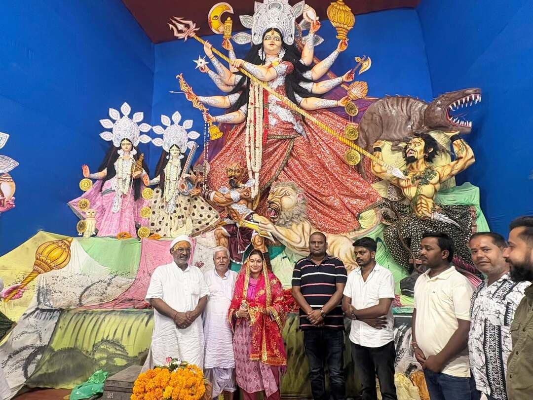 शुभ सप्तमी के पावन अवसर पर सांसद Shambhavi Choudhary - शाम्भवी चौधरी समस्तीपुर लोकसभा क्षेत्र के विभिन्न पूजा पंडालों में पहुँचकर माँ दुर्गा के दर्शन एवं पूजन किया...
जय माता दी! जय माँ दुर्गे! 🙏🌺