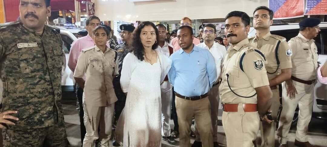 दुर्गा पूजा को लेकर डीएम-एसपी के नेतृत्व में निकला फ्लैग मार्च, 25 वाहनों का काफिला रहा शामिल
जहानाबाद, काको, टेहटा और मखदुमपुर में सुरक्षा व्यवस्था का लिया जायजा, पूजा पंडालों का किया निरीक्षण
जागरण संवाददाता, जहानाबाद : दुर्गा पूजा को शांतिपूर्ण और सुरक्षित माहौल में संपन्न कराने को लेकर शनिवार को जिला प्रशासन और पुलिस की ओर से व्यापक फ्लैग मार्च निकाला गया। जिला पदाधिकारी श्रीमती छिरिङ वाई भूटिया और पुलिस अधीक्षक कोटा किरण कुमार के संयुक्त नेतृत्व में निकले फ्लैग मार्च में लगभग 25 वाहनों का काफिला शामिल रहा। इस दौरान विभिन्न पूजा पंडालों और प्रतिमा स्थलों का निरीक्षण कर सुरक्षा व्यवस्था का जायजा लिया गया।
फ्लैग मार्च समाहरणालय से शुरू होकर अंबेडकर चौक, बत्तीस भंवरिया, अस्पताल मोड़, अरवल मोड़ और काको मोड़ होते हुए काको प्रखंड कार्यालय पहुंचा। इसके बाद गांधी मैदान, अंबेडकर चौक, कारगिल चौक, टेहटा बाजार और मखदुमपुर बाजार होते हुए पटना-गया मार्ग पर उमता-धरनई सीमा क्षेत्र तक फ्लैग मार्च किया गया। इसके बाद पुलिस और प्रशासनिक अधिकारियों का काफिला वापस जहानाबाद पहुंचा।
सुरक्षा व्यवस्था बनाए रखने का निर्देश
इस दौरान डीएम और एसपी ने विभिन्न पूजा पंडालों एवं प्रतिमा स्थलों का निरीक्षण किया। अधिकारियों ने संबंधित पदाधिकारियों को विधि-व्यवस्था बनाए रखने, श्रद्धालुओं की सुरक्षा सुनिश्चित करने और आवागमन सुचारु रखने के निर्देश दिए। फ्लैग मार्च का उद्देश्य आम लोगों में सुरक्षा का विश्वास कायम करने के साथ असामाजिक तत्वों पर नजर रखना और पर्व के दौरान शांति व्यवस्था बनाए रखना है।
जिला प्रशासन ने लोगों से दुर्गा पूजा आपसी प्रेम, भाईचारे और सौहार्द के साथ मनाने की अपील की है। साथ ही किसी भी प्रकार की अफवाह पर ध्यान नहीं देने और विधि-व्यवस्था बनाए रखने में प्रशासन का सहयोग करने की अपील की गई है। प्रशासन की ओर से पर्व के दौरान सुरक्षा व्यवस्था की लगातार निगरानी की जा रही है।