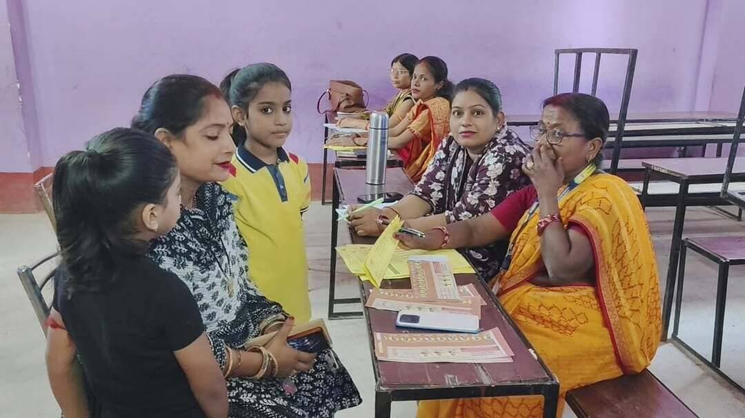 दुर्गा पूजा से पहले ब्रिलियंट पब्लिक स्कूल मखदुमपुर में अर्धवार्षिक परीक्षा परिणाम घोषित, पीटीएम का हुआ आयोजन..
मखदुमपुर : दुर्गा पूजा के शुभ अवसर से पहले ब्रिलियंट पब्लिक स्कूल, मखदुमपुर में अर्धवार्षिक परीक्षा 2026 का परिणाम जारी किया गया। परिणाम वितरण के साथ ही विद्यालय परिसर में अभिभावक-शिक्षक बैठक (PTM) का भी आयोजन किया गया।
परीक्षा परिणाम वितरण समारोह में बच्चों के उत्साह देखते ही बन रहा था। बेहतर अंक प्राप्त करने वाले मेधावी छात्रों को शिक्षकों द्वारा प्रोत्साहित किया गया। पीटीएम के दौरान शिक्षकों ने अभिभावकों से बच्चों की शैक्षणिक प्रगति, अनुशासन और आगामी वार्षिक परीक्षा की तैयारी को लेकर विस्तार से चर्चा की। अभिभावकों ने भी विद्यालय की शिक्षण व्यवस्था की सराहना किया।
इस अवसर पर विद्यालय के निदेशक निर्मला शर्मा ने सभी बच्चों को उनकी मेहनत के लिए बधाई देते हुए कहा कि यह परिणाम बच्चों की कड़ी मेहनत और शिक्षकों के समर्पण का फल है। हमारा लक्ष्य बच्चों को केवल किताबी ज्ञान ही नहीं, बल्कि बेहतर संस्कार और गुणवत्तापूर्ण शिक्षा देना है, ताकि वे भविष्य में हर क्षेत्र में सफल हो सकें।
वहीं विद्यालय के चेयरमैन संतोष शर्मा ने सभी बच्चों को दुर्गा पूजा की अग्रिम शुभकामनाएं देते हुए उनके उज्जवल भविष्य की कामना की और कहा कि विद्यालय निरंतर बच्चों के सर्वांगीण विकास के लिए प्रयासरत है। कार्यक्रम के अंत में सभी बच्चों, अभिभावकों और शिक्षकों को दुर्गा पूजा की हार्दिक शुभकामनाएं दी गईं।