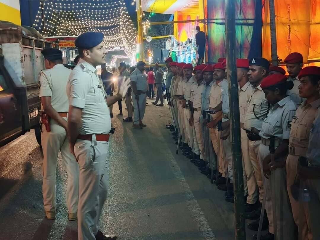 दुर्गा पूजा को लेकर जिले के सभी थाना क्षेत्रों में निकला फ्लैग मार्च
जहानाबाद : दुर्गा पूजा के दौरान विधि-व्यवस्था बनाए रखने और शांति-सौहार्द कायम रखने के उद्देश्य से शुक्रवार को पुलिस अधीक्षक के निर्देश पर जिले के सभी थाना क्षेत्रों में फ्लैग मार्च निकाला गया। इस दौरान संबंधित थानों के पुलिस पदाधिकारी, कर्मी और बड़ी संख्या में पुलिस बल के जवान शामिल हुए।
फ्लैग मार्च के माध्यम से पुलिस ने आमजन को सुरक्षा का भरोसा दिलाया। साथ ही लोगों से दुर्गा पूजा का पर्व शांतिपूर्ण एवं सौहार्दपूर्ण वातावरण में मनाने की अपील की गई। पुलिस ने पर्व के दौरान शांति, सद्भाव और आपसी भाईचारा बनाए रखने का संदेश दिया। फ्लैग मार्च के जरिए पुलिस ने यह भी संकेत दिया कि पर्व के दौरान विधि-व्यवस्था बनाए रखने के लिए प्रशासन सतर्क है।