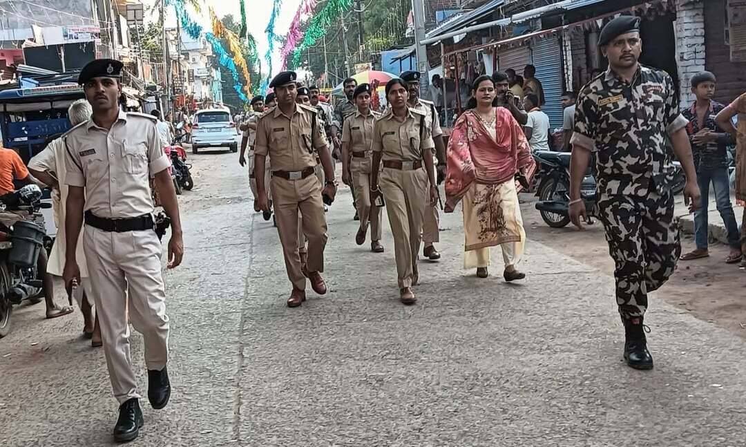 दुर्गा पूजा को लेकर काको और घोसी में निकला फ्लैग मार्च, पूजा पंडालों का निरीक्षण
जहानाबाद : दुर्गा पूजा के अवसर पर विधि-व्यवस्था बनाए रखने और शांति-सौहार्द कायम रखने को लेकर शनिवार को काको और घोसी थाना क्षेत्रों में फ्लैग मार्च निकाला गया। पुलिस अधीक्षक के निर्देश पर अनुमंडल पुलिस पदाधिकारी, घोसी के नेतृत्व में क्षेत्र के प्रमुख मार्गों पर फ्लैग मार्च किया गया। इस दौरान विभिन्न पूजा पंडालों का भी निरीक्षण किया गया।
फ्लैग मार्च में प्रशिक्षु पुलिस उपाधीक्षक सह घोसी थानाध्यक्ष सहित अन्य पुलिस पदाधिकारी, पुलिसकर्मी और बड़ी संख्या में पुलिस बल के जवान शामिल रहे। पुलिस बल की मौजूदगी से आम लोगों में सुरक्षा की भावना मजबूत करने का प्रयास किया गया।
पुलिस पदाधिकारियों ने क्षेत्र में शांति, सद्भाव और सौहार्दपूर्ण वातावरण बनाए रखने का संदेश दिया। दुर्गा पूजा के दौरान विधि-व्यवस्था बनाए रखने के उद्देश्य से पुलिस प्रशासन सतर्क है।