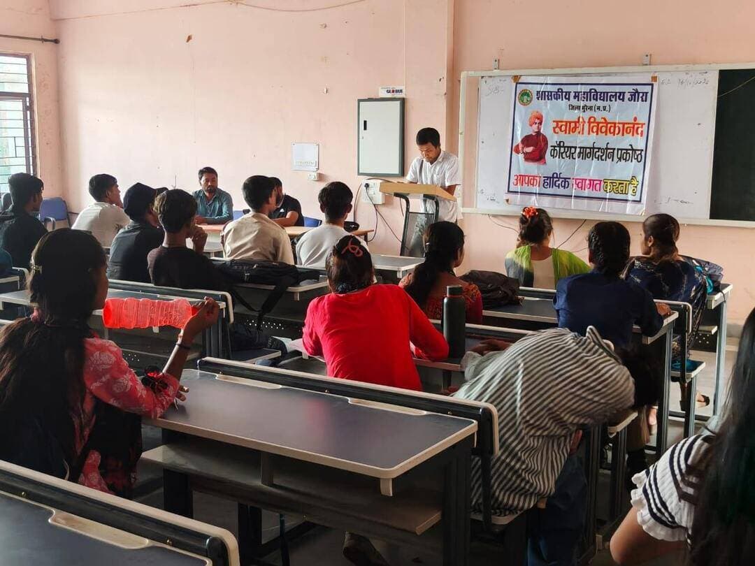 शासकीय महाविद्यालय जौरा में ‘मेरा करियर, मेरी पहचान’ अभियान के तहत डिजिटल एवं ए.आई. कौशल गतिविधि आयोजित
मध्यप्रदेश शासन, उच्च शिक्षा विभाग के निर्देशानुसार स्वामी विवेकानंद करियर मार्गदर्शन योजना प्रकोष्ठ के अंतर्गत शासकीय महाविद्यालय, जौरा में ‘मेरा करियर, मेरी पहचान’ अभियान के तहत डिजिटल एवं आर्टिफिशियल इंटेलिजेंस (ए.आई.) कौशल गतिविधि का आयोजन किया गया।
कार्यक्रम का उद्देश्य विद्यार्थियों में डिजिटल रचनात्मकता, तकनीकी दक्षता एवं कृत्रिम बुद्धिमत्ता के प्रति जागरूकता विकसित करना तथा उन्हें रोजगार के बदलते अवसरों के लिए तैयार करना था। कार्यक्रम में विद्यार्थियों को वर्तमान तकनीकी युग में डिजिटल साक्षरता, डिजिटल ज्ञान और आर्टिफिशियल इंटेलिजेंस की उपयोगिता से अवगत कराया गया। साथ ही, शिक्षा एवं रोजगार के क्षेत्र में तकनीकी कौशल के बढ़ते महत्व और भविष्य की संभावनाओं पर प्रकाश डाला गया।
महाविद्यालय के प्राचार्य डॉ. रमेश कुमार के मार्गदर्शन में आयोजित इस गतिविधि में स्वामी विवेकानंद करियर मार्गदर्शन योजना प्रकोष्ठ के प्रभारी प्रो. जितेन्द्र कुमार साकेत एवं कार्यक्रम प्रभारी प्रो. प्रफुल्ल चंद्र भौमिक ने विद्यार्थियों को ए.आई. एवं आधुनिक तकनीकी कौशलों की वर्तमान उपयोगिता और रोजगारपरक संभावनाओं की जानकारी दी।
कार्यक्रम में महाविद्यालय के वरिष्ठ प्राध्यापक प्रो. एस.एन. शुक्ला, प्रो. अशोक कुमार, प्रो. विनोद कुशवाह, डॉ. अंकिता मिश्रा, डॉ. नीलम राजपूत, डॉ. दिनेश कुमार, डॉ. सुधीर कुमार पाठक एवं श्री प्रशांत शर्मा सहित महाविद्यालय के समस्त स्टाफ तथा बड़ी संख्या में छात्र-छात्राओं ने उत्साहपूर्वक सहभागिता की। इस गतिविधि के माध्यम से विद्यार्थियों को डिजिटल एवं ए.आई. कौशल के महत्व को समझने तथा बदलते तकनीकी परिवेश में अपने करियर को बेहतर दिशा देने के लिए प्रेरित किया गया।
#morena2026 #Morena #MadhyaPradesh Jansampark Madhya Pradesh