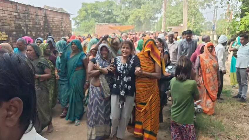 कासगंज-दहेली बुजुर्ग गांव में 5 लोगों की मौत का मामला,अंतिम संस्कार के दौरान हजारों लोग पहुँच गए,हर किसी की आंख नम नजर आ रही थी।