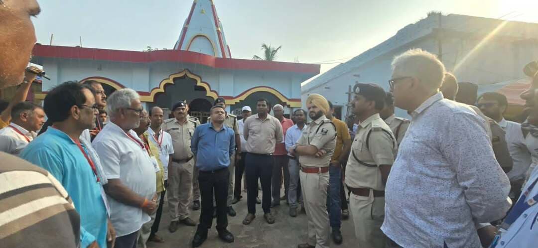*प्रेस विज्ञप्ति*
समाहरणालय, मधेपुरा
जिला जनसंपर्क कार्यालय, मधेपुरा
दिनांक: 17 अक्टूबर 2026
*डीएम एवं एसपी ने साहूगढ़ एवं ग्वालपाड़ा में दुर्गा पूजा की तैयारियों का लिया जायजा*
*सुरक्षा, भीड़ नियंत्रण एवं विसर्जन व्यवस्था सुदृढ़ करने का निर्देश, शांतिपूर्ण एवं सौहार्दपूर्ण आयोजन के लिए प्रशासन सतर्क*
मधेपुरा, 17 अक्टूबर 2026। दुर्गा पूजा-2026 के अवसर पर विधि-व्यवस्था एवं सुरक्षा व्यवस्था का जायजा लेने हेतु जिला पदाधिकारी, मधेपुरा श्री अभिषेक रंजन, भा.प्र.से. एवं पुलिस अधीक्षक डॉ. संदीप सिंह, भा.पु.से. ने संबंधित पदाधिकारियों के साथ साहूगढ़ (सिंहेश्वर), मधेपुरा एवं ग्वालपाड़ा में प्रमुख पूजा पंडालों, मेला स्थलों, विसर्जन मार्गों तथा घाटों का संयुक्त निरीक्षण किया।
निरीक्षण के दौरान पूजा पंडालों में सीसीटीवी कैमरे, अग्निशमन यंत्र, प्रवेश-निकास द्वार, बैरिकेडिंग एवं भीड़ नियंत्रण की समुचित व्यवस्था सुनिश्चित करने का निर्देश दिया गया। विसर्जन मार्गों पर जर्जर विद्युत तारों एवं पोल को तत्काल दुरुस्त करने तथा विसर्जन घाटों पर साफ-सफाई, प्रकाश व्यवस्था, रस्सी का घेरा, गोताखोर एवं नाव की पर्याप्त व्यवस्था सुनिश्चित करने को कहा गया।
संवेदनशील स्थलों पर अतिरिक्त पुलिस बल एवं दंडाधिकारियों की प्रतिनियुक्ति, सघन गश्ती तथा असामाजिक तत्वों पर कड़ी निगरानी रखने का निर्देश दिया गया। पूजा समितियों को लाइसेंस की शर्तों का पूर्ण अनुपालन करने तथा डीजे एवं आपत्तिजनक गानों और झांकियों से संबंधित प्रतिबंधों का पालन सुनिश्चित करने को कहा गया।
जिला पदाधिकारी श्री अभिषेक रंजन ने कहा कि दुर्गा पूजा को शांतिपूर्ण एवं सौहार्दपूर्ण वातावरण में संपन्न कराने के लिए जिला प्रशासन पूरी तरह मुस्तैद है। उन्होंने सभी प्रखंड विकास पदाधिकारियों एवं थानाध्यक्षों को अपने-अपने क्षेत्रों में निरंतर भ्रमणशील रहकर व्यवस्था पर नजर रखने का निर्देश दिया।
पुलिस अधीक्षक डॉ. संदीप सिंह ने पुलिस पदाधिकारियों एवं बलों को सतर्कता बरतने तथा विधि-व्यवस्था बनाए रखने के लिए पूरी तत्परता से कार्य करने का निर्देश दिया।
जिला प्रशासन ने आमजनों से अपील की है कि वे अफवाहों पर ध्यान न दें तथा किसी भी संदिग्ध गतिविधि की सूचना तत्काल प्रशासन को दें, ताकि दुर्गा पूजा का आयोजन शांतिपूर्ण एवं सुरक्षित वातावरण में संपन्न हो सके।
निरीक्षण के दौरान संबंधित अनुमंडल पदाधिकारी, अंचलाधिकारी, प्रखंड विकास पदाधिकारी, थानाध्यक्ष एवं अन्य संबंधित पदाधिकारी उपस्थित थे।
Information & Public Relations Department, Government of Bihar