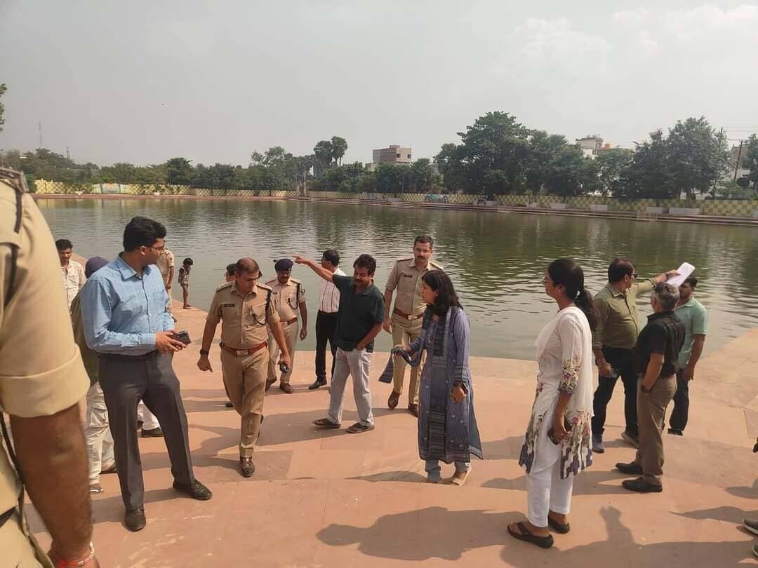 प्रेस विज्ञप्ति
स्थान : नालंदा
दिनांक : 17 अक्टूबर 2026
जिला जनसंपर्क कार्यालय, नालंदा
दुर्गा पूजा के बाद प्रतिमा विसर्जन की तैयारियों का जिलाधिकारी एवं एसपी ने किया संयुक्त निरीक्षण
• विसर्जन घाटों पर साफ-सफाई, बैरिकेडिंग, प्रकाश व्यवस्था एवं सुरक्षा इंतजामों को दुरुस्त रखने का निर्देश
*बिहारशरीफ (नालंदा)।* दुर्गा पूजा के उपरांत प्रतिमा विसर्जन को सुरक्षित, सुव्यवस्थित एवं शांतिपूर्ण ढंग से संपन्न कराने के उद्देश्य से जिलाधिकारी नालंदा श्रीमती उदिता सिंह एवं पुलिस अधीक्षक नालंदा श्री हृदयकांत ने संयुक्त रूप से जिले के विभिन्न प्रतिमा विसर्जन घाटों का भौतिक निरीक्षण किया। निरीक्षण के दौरान उप विकास आयुक्त नालन्दा सुश्री सारा अशरफ, नगर आयुक्त श्री कृत्यानंद रंजन सहित अन्य संबंधित पदाधिकारी भी उपस्थित रहे।
निरीक्षण के क्रम में मोरा तालाब विसर्जन स्थल, मनीराम अखाड़ा घाट तथा कोसुत नदी स्थित घाटों की व्यवस्थाओं का जायजा लिया गया। जिलाधिकारी ने घाटों पर साफ-सफाई की स्थिति का अवलोकन किया तथा जहां भी कमी पाई गई, वहां आवश्यक सफाई सुनिश्चित करने का निर्देश दिया। साथ ही, बैरिकेडिंग, पर्याप्त प्रकाश व्यवस्था, पानी की गहराई एवं श्रद्धालुओं की सुरक्षा से संबंधित इंतजामों की भी समीक्षा की गई।
पिछले वर्षों के अनुभवों और संभावित भीड़ का किया आकलन
निरीक्षण के दौरान घाटों पर मौजूद स्थानीय लोगों से पिछले वर्षों में प्रतिमा विसर्जन के दौरान सामने आई चुनौतियों, विसर्जित की जाने वाली प्रतिमाओं की संभावित संख्या तथा श्रद्धालुओं की भीड़ के संबंध में जानकारी ली गई। विसर्जन की तिथियों एवं समय तथा शाम के समय प्रकाश की उपलब्धता के बारे में भी जानकारी प्राप्त की गई। संभावित भीड़ को ध्यान में रखते हुए आवश्यक सुरक्षा व्यवस्था, सुगम आवागमन एवं भीड़ प्रबंधन के लिए जरूरी इंतजाम सुनिश्चित करने पर जोर दिया गया।
घाटों की ऐतिहासिक एवं धार्मिक महत्ता की भी ली जानकारी
निरीक्षण के दौरान घाटों की ऐतिहासिक पृष्ठभूमि, विभिन्न त्योहारों में उनके महत्व तथा आसपास स्थित मंदिरों एवं उनसे जुड़ी धार्मिक मान्यताओं के बारे में भी जानकारी ली गई। स्थानीय लोगों से संवाद कर घाटों से संबंधित परंपराओं और प्रतिमा विसर्जन की प्रचलित व्यवस्था को समझा गया।
संयुक्त निरीक्षण का उद्देश्य प्रतिमा विसर्जन के दौरान श्रद्धालुओं की सुरक्षा, पर्याप्त बुनियादी सुविधाओं की उपलब्धता तथा विधि-व्यवस्था को सुनिश्चित करना है, ताकि विसर्जन की प्रक्रिया शांतिपूर्ण एवं व्यवस्थित ढंग से संपन्न हो सके।
Samrat Choudhary
CMO Bihar
Information & Public Relations Department, Government of Bihar
Bihar Police
नालन्दा पुलिस
Bihar Sharif Nagar Nigam
