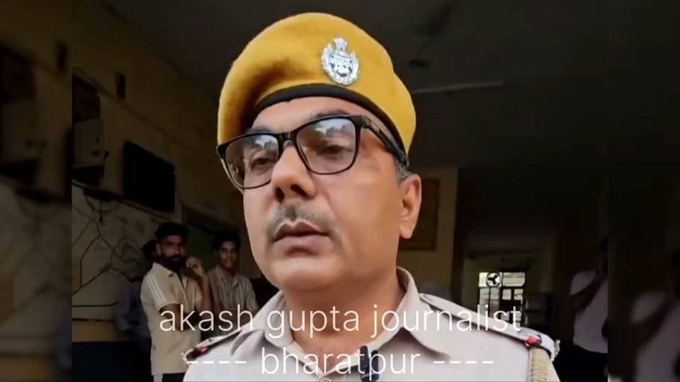 #15_लाख_के_गहने_लेकर_फरार..
भरतपुर। शहर के कोतवाली थाना इलाके के मुखर्जी नगर स्थित मनकामेश्वर मंदिर में पूजा कराने के बहाने दो ठग करीब 15 लाख रुपए कीमत के सोने के गहने लेकर फरार हो गए। रूपवास पंचायत समिति के अतिरिक्त प्रशासनिक अधिकारी साहब सिंह मीणा ने बताया कि उनकी बेटी अन्नू ने मां कृष्णा को फोन कर मंदिर में कुछ लोगों की पूजा कराने के लिए गहने लेकर आने को कहा था, जिसके बाद कृष्णा छह सोने की चूड़ियां और एक सोने का हार लेकर मंदिर पहुंच गईं। पूजा संपन्न होने के बाद पुजारी ने कृष्णा को जेवर देने के बजाए मंदिर में मौजूद दो लोगों को गहने दे दिए। आरोप है कि जो लोग पूजा करवाने के लिए आये थे, उन्होंने पुजारी को 40 हजार रुपए भी दिए थे। सूचना मिलने पर कोतवाली थाने के एएसआई चंद्रशेखर पुलिस टीम के साथ मौके पर पहुंचे और मामले की गहनता से जांच शुरू कर दी है।