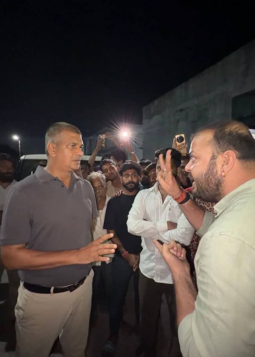 रतलाम जिले के पुलिस थाना ताल पर धरना प्रदर्शन
करणी सेना प्रमुख जीवन सिंह शेरपुर पहुंचे धरना स्थल विद्युत विभाग की लापरवाही के चलते करवाखेड़ी निवासी विनोद धाकड़ के साथ घटना हुई उसी को ले कर धरना चल रहा