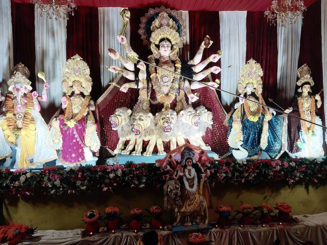 सर्वमंगल मांगल्ये शिवे सर्वार्थ साधिके।
शरण्ये त्र्यम्बके गौरि नारायणि नमोऽस्तु ते॥
#बलिया #बेल्थरारोड नगर में शारदीय #नवरात्र की भक्ति और आस्था का अद्भुत संगम! विभिन्न #पूजा #पंडालों में विराजमान #मां #दुर्गा के दिव्य, भव्य और मनमोहक स्वरूप का दर्शन कर भक्तिमय वातावरण में लीन हो जाइए। मां के अलौकिक रूप, आकर्षक सजावट और #जय_माता_दी के जयकारों से गूंजते पंडालों की भव्यता देखिए और मां दुर्गा का आशीर्वाद प्राप्त कीजिए।
#followerseveryone #nonfollowersviewers
#DurgaPuja #ShardiyaNavratri #BeltharaRoad #BalliaNews #MaaDurga दर्शन