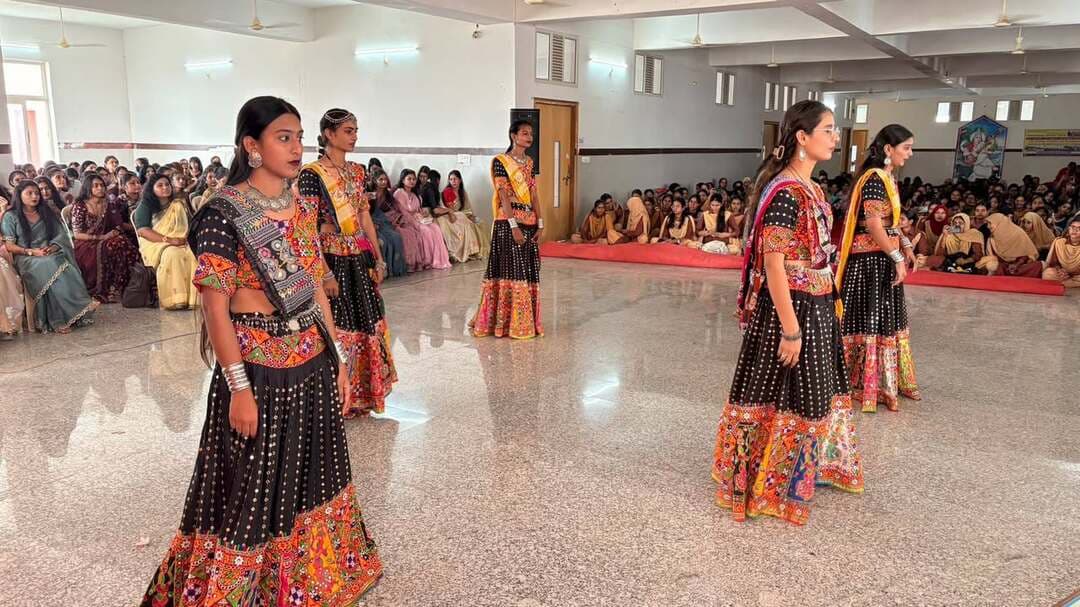 बाँगड़ महिला महाविद्यालय, डीडवाना में धूमधाम से मनाया शारदीय नवरात्रा महोत्सव एवं विदाई समारोह
डीडवाना।बाँगड़ महिला महाविद्यालय में प्रतिवर्ष की भाँति इस वर्ष भी शारदीय नवरात्रा महोत्सव हर्षोल्लास एवं उत्साह के साथ मनाया गया। इस अवसर पर अंतिम वर्ष की छात्राओं के लिए विदाई समारोह का भी आयोजन किया गया।कार्यक्रम का शुभारम्भ माँ गौरी की प्रतिमा के समक्ष दीप प्रज्वलित कर एवं आरती के साथ किया गया। इस अवसर पर महाविद्यालय की छात्राओं ने अलग-अलग समूहों में रंग-बिरंगे पारंपरिक परिधानों में गरबा एवं डांडिया नृत्य की मनमोहक प्रस्तुतियाँ दीं। छात्राओं ने पूरे उत्साह के साथ नृत्य प्रस्तुत कर कार्यक्रम को आकर्षक एवं यादगार बनाया। छात्राओं द्वारा माँ गौरी के दरबार की सुंदर सजावट भी की गई।समारोह के दौरान अंतिम वर्ष की छात्राओं को भावभीनी विदाई दी गई। इस अवसर पर उनके महाविद्यालय में बिताए गए यादगार पलों को स्मरण किया गया तथा उनके उज्ज्वल भविष्य के लिए शुभकामनाएँ प्रेषित की गईं। छात्राओं को प्रेरित किया गया कि वे आत्मविश्वास, मेहनत एवं सकारात्मक सोच के साथ जीवन में आगे बढ़ें और अपने ज्ञान, संस्कार एवं प्रतिभा से नई ऊँचाइयों को प्राप्त करें। साथ ही, उन्हें जीवन में आने वाली चुनौतियों का साहसपूर्वक सामना करने, अपने लक्ष्य के प्रति समर्पित रहने तथा अपने परिवार एवं महाविद्यालय का नाम रोशन करने के लिए प्रेरित किया गया। सभी छात्राओं के सुखद, सफल एवं उज्ज्वल भविष्य की मंगलकामना की गई।कार्यक्रम में अतिथि के रूप में मंजू सिंगी, सरिता लाहोटी, कोमल अग्रवाल, राधा झवर, मनिषा राखेच्छा, रजनी भारूका, राजेश्वरी गुर्जर, माया माथुर, योगिता, पुष्पा काबरा, सहित महिला अभिभावक उपस्थित रहीं।
महाविद्यालय की प्राचार्या सीमा तिवारी ने सभी अतिथियों का धन्यवाद एवं आभार व्यक्त किया। कार्यक्रम का संचालन व्याख्याता कंचन चौधरी एवं गिरिजा शर्मा ने किया। अंत में सभी उपस्थितजनों को प्रसाद व उल्पाहार वितरित किया गया।